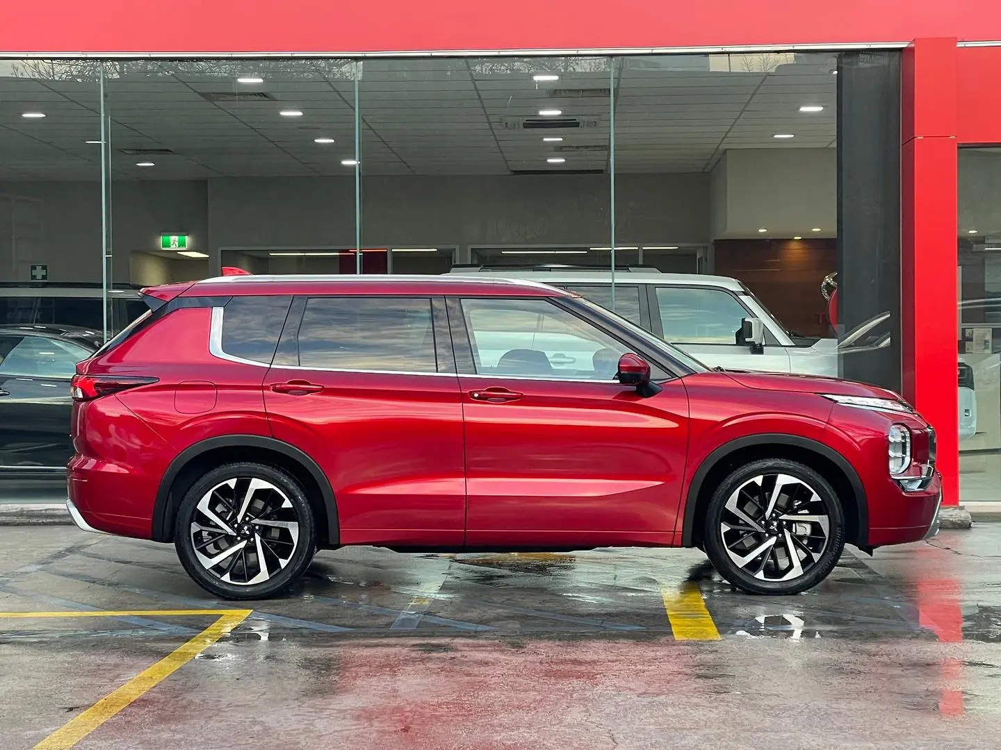 2022 Mitsubishi Outlander Gallery Image 2