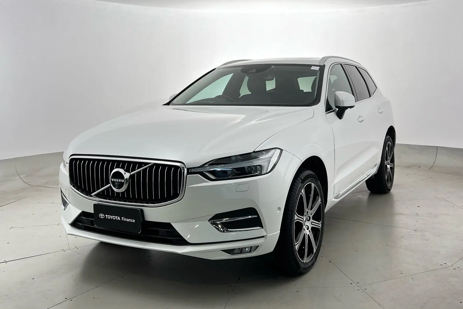 2019 Volvo XC60 Gallery Image 2