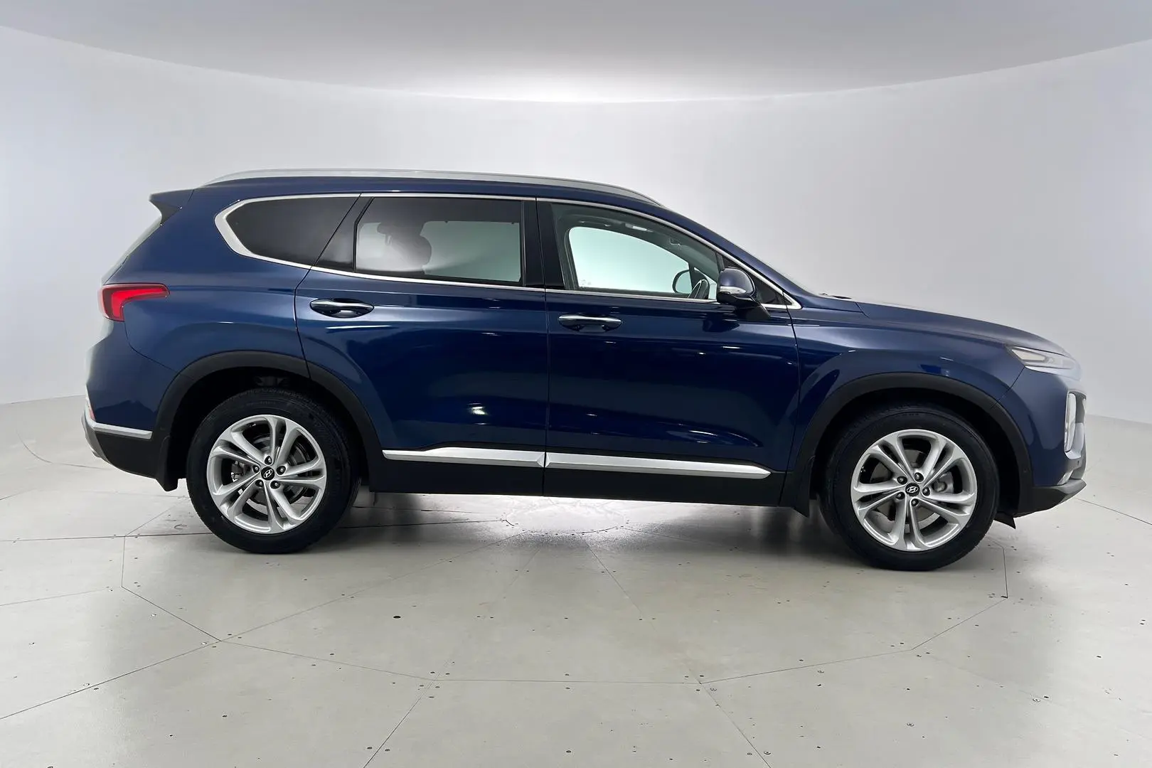 2018 Hyundai Santa Fe Gallery Image 3