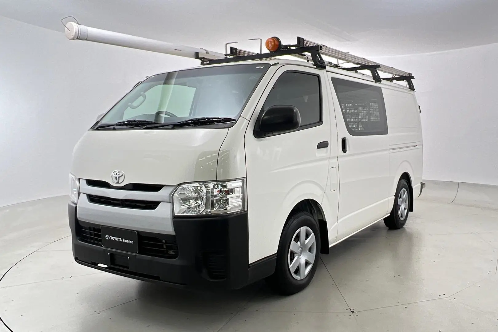 2018 Toyota Hiace Gallery Image 4