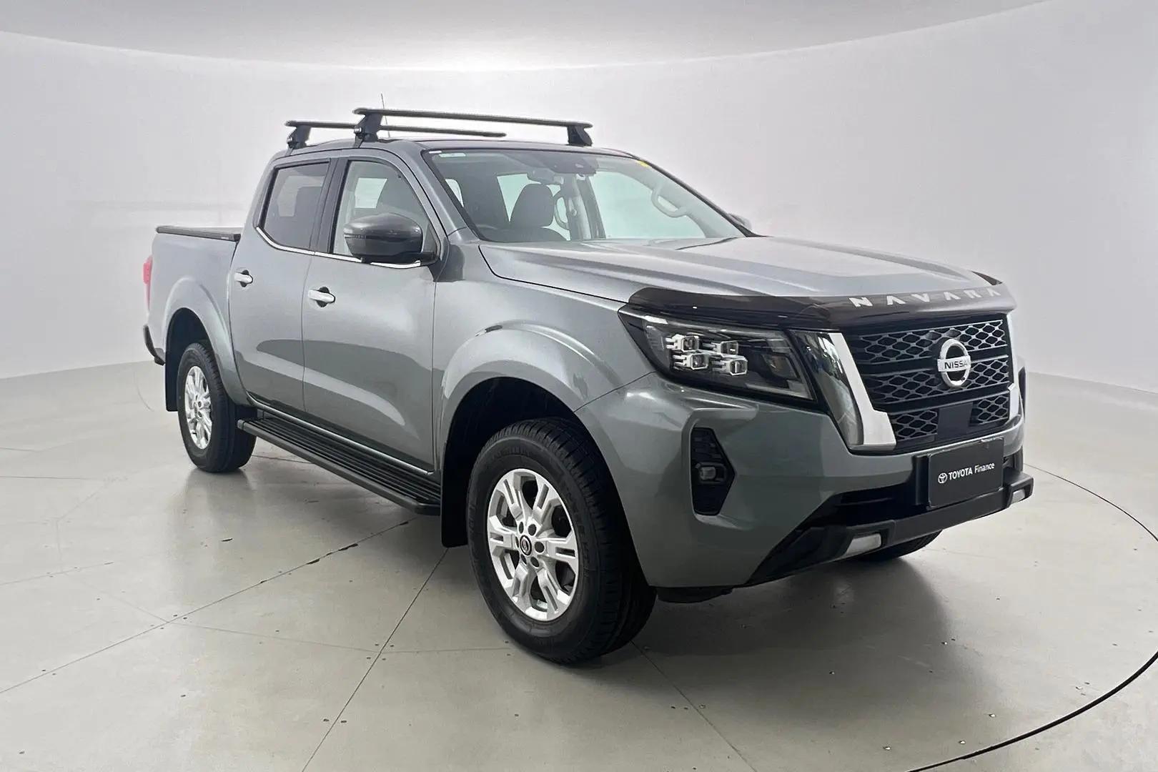 2021 Nissan Navara Gallery Image 1