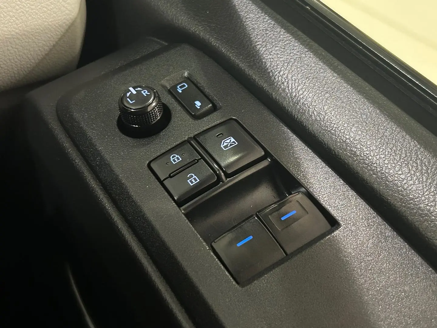 2022 Toyota Hiace Gallery Image 24