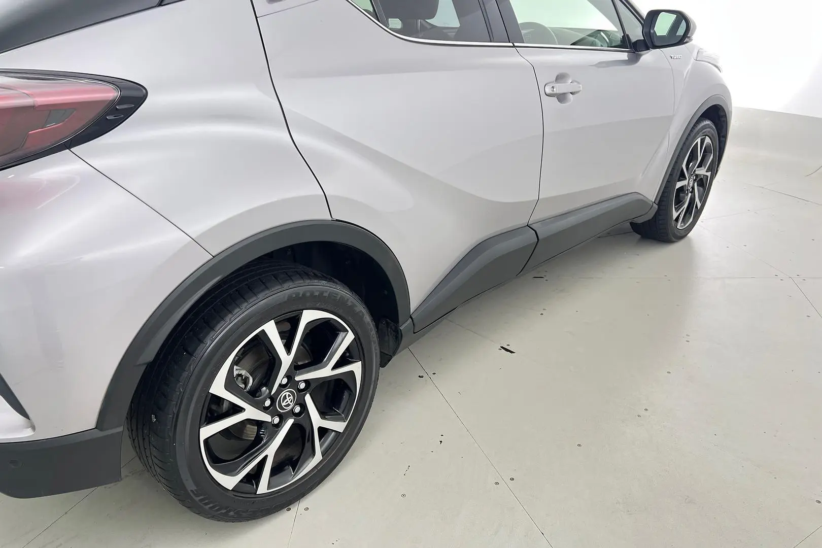 2018 Toyota C-HR Gallery Image 5