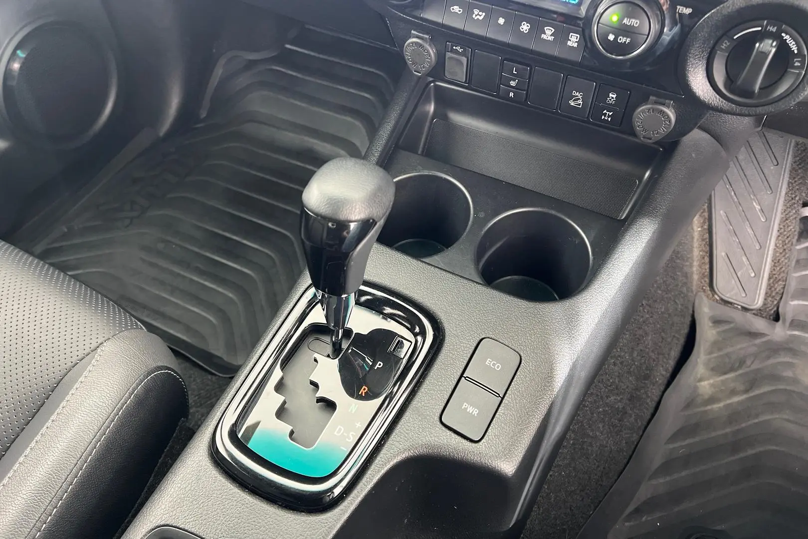2022 Toyota Hilux Gallery Image 13