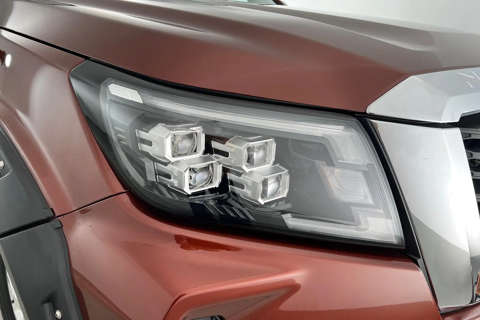 2021 Nissan Navara Gallery Image 2