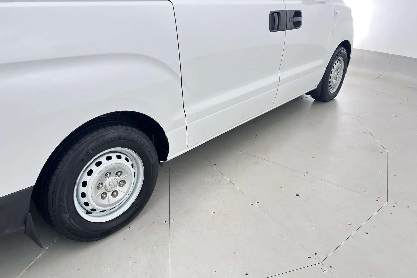 2018 Hyundai iLoad Gallery Image 5