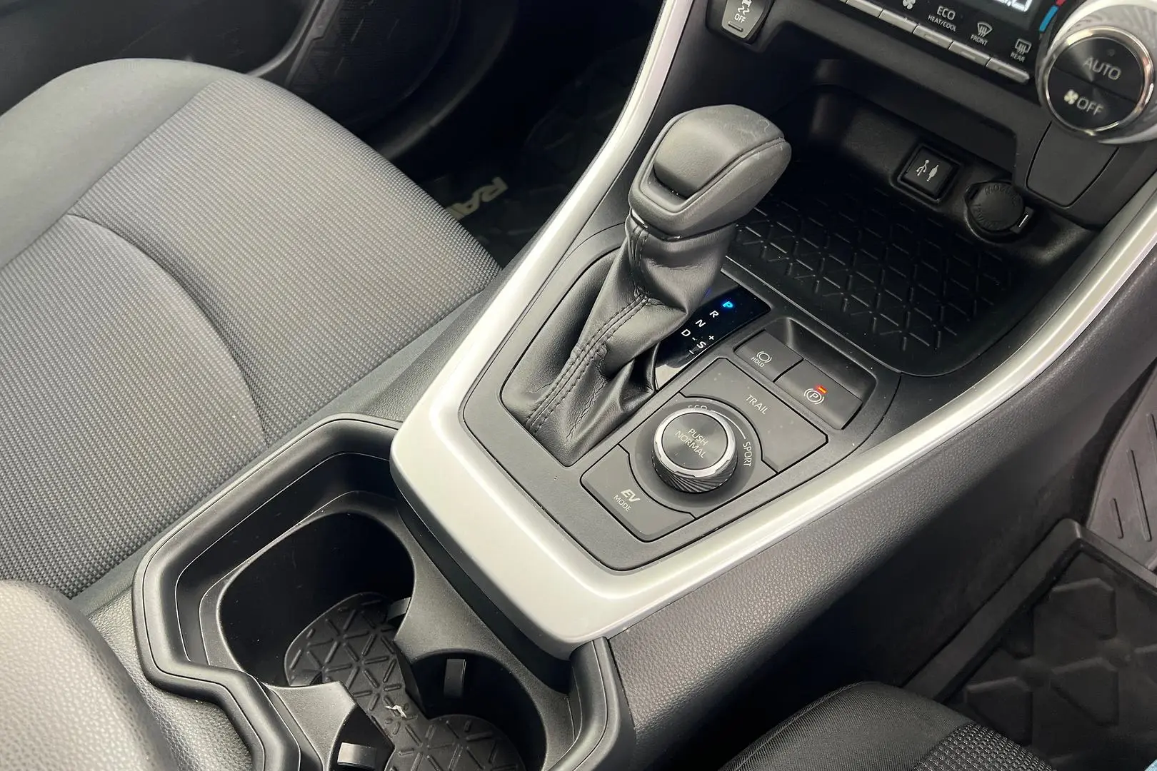2019 Toyota RAV4 Gallery Image 13