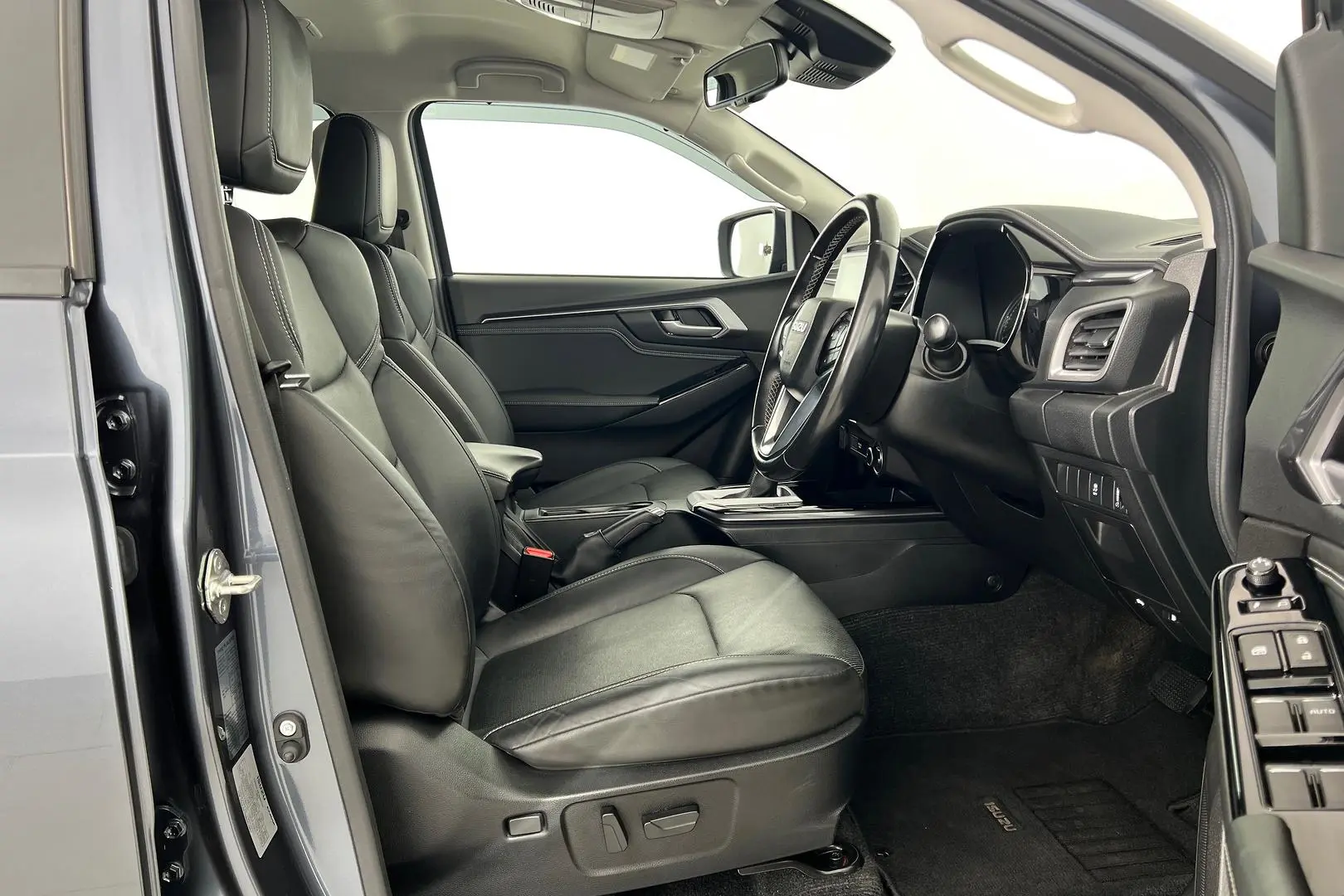 2022 Isuzu D-MAX Gallery Image 11