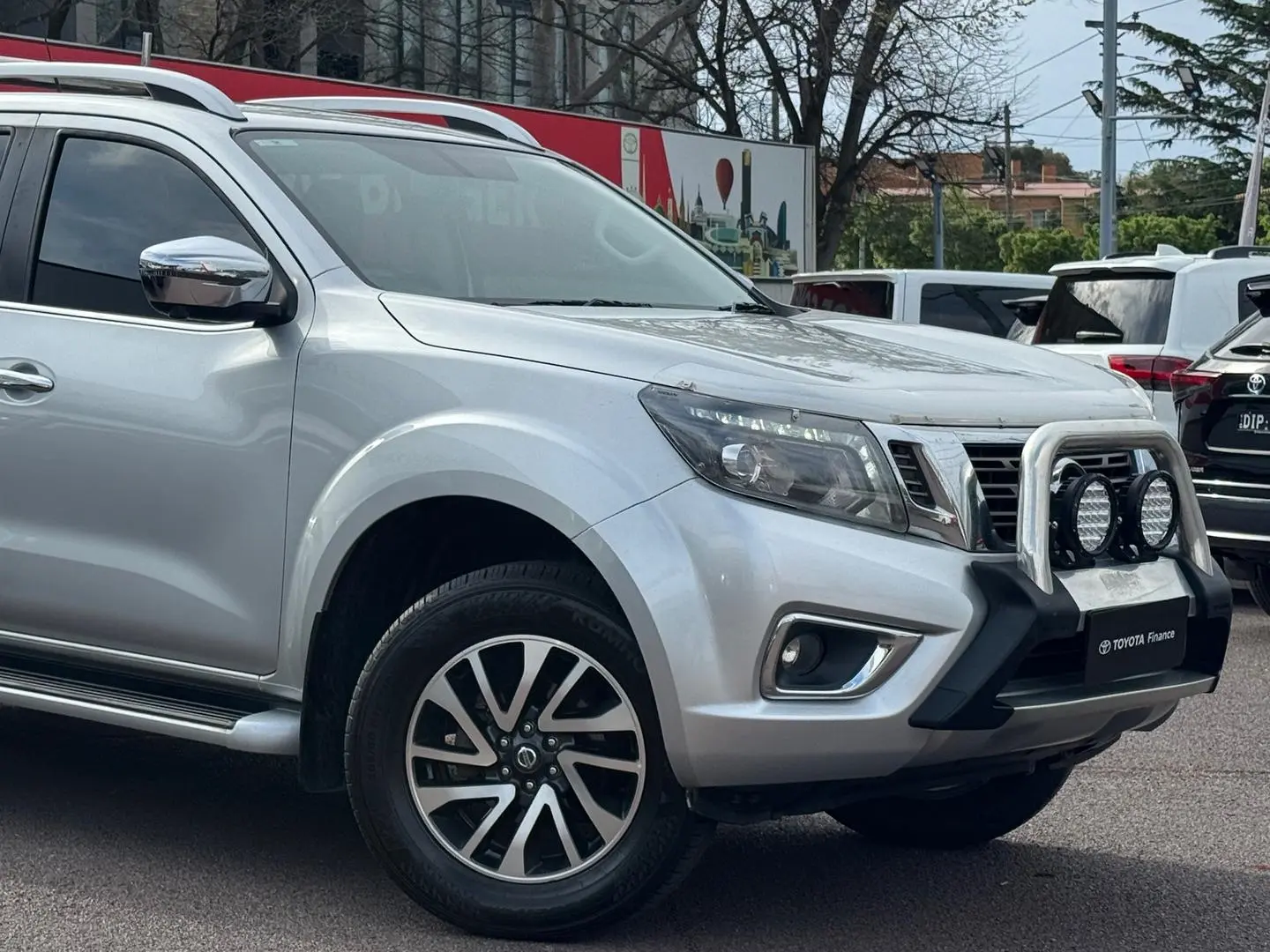 2020 Nissan Navara Gallery Image 2