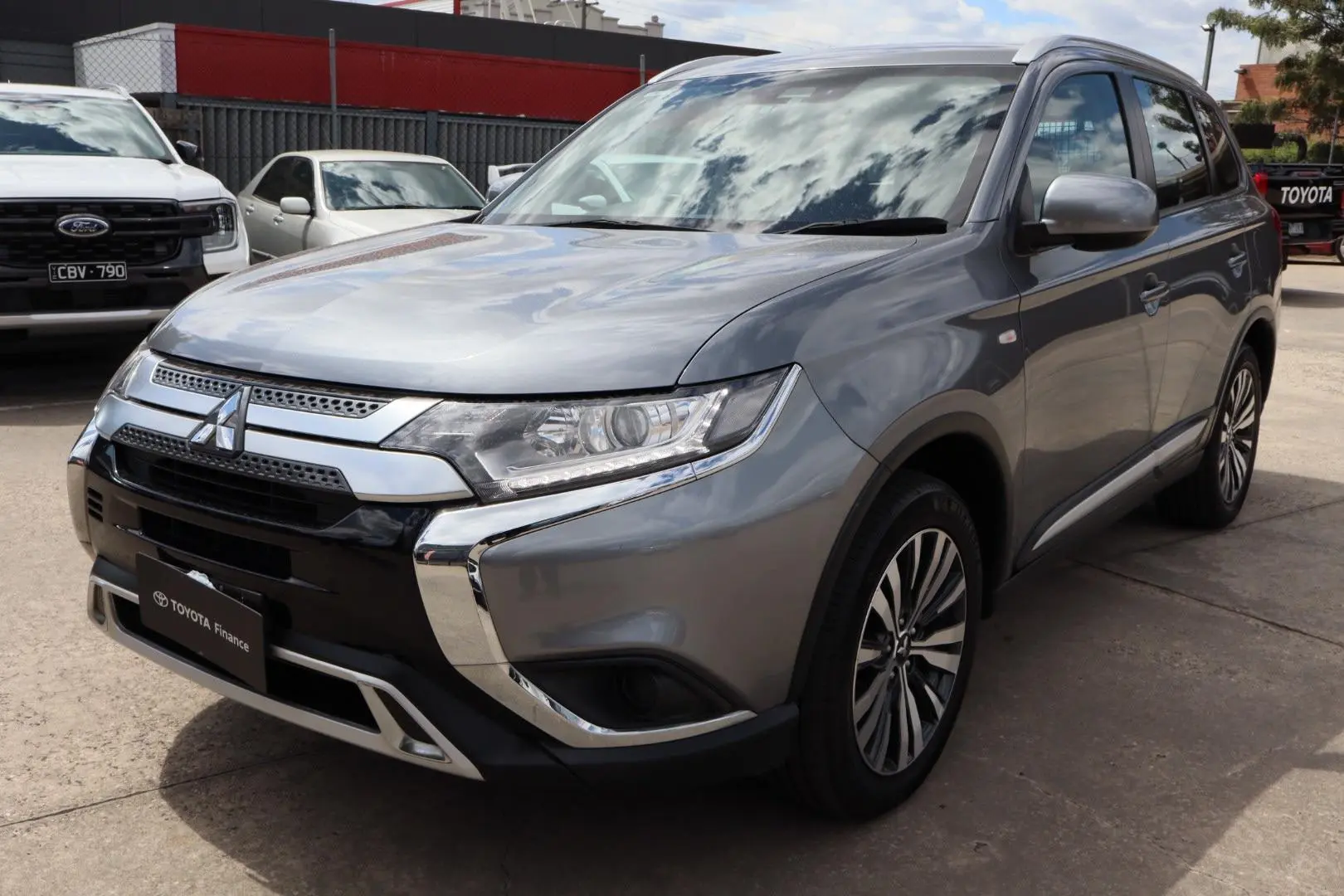 2019 Mitsubishi Outlander Gallery Image 3