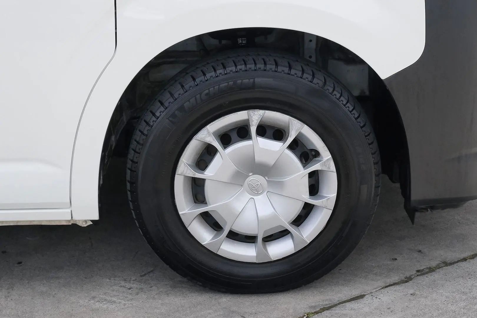 2021 Toyota Hiace Gallery Image 6