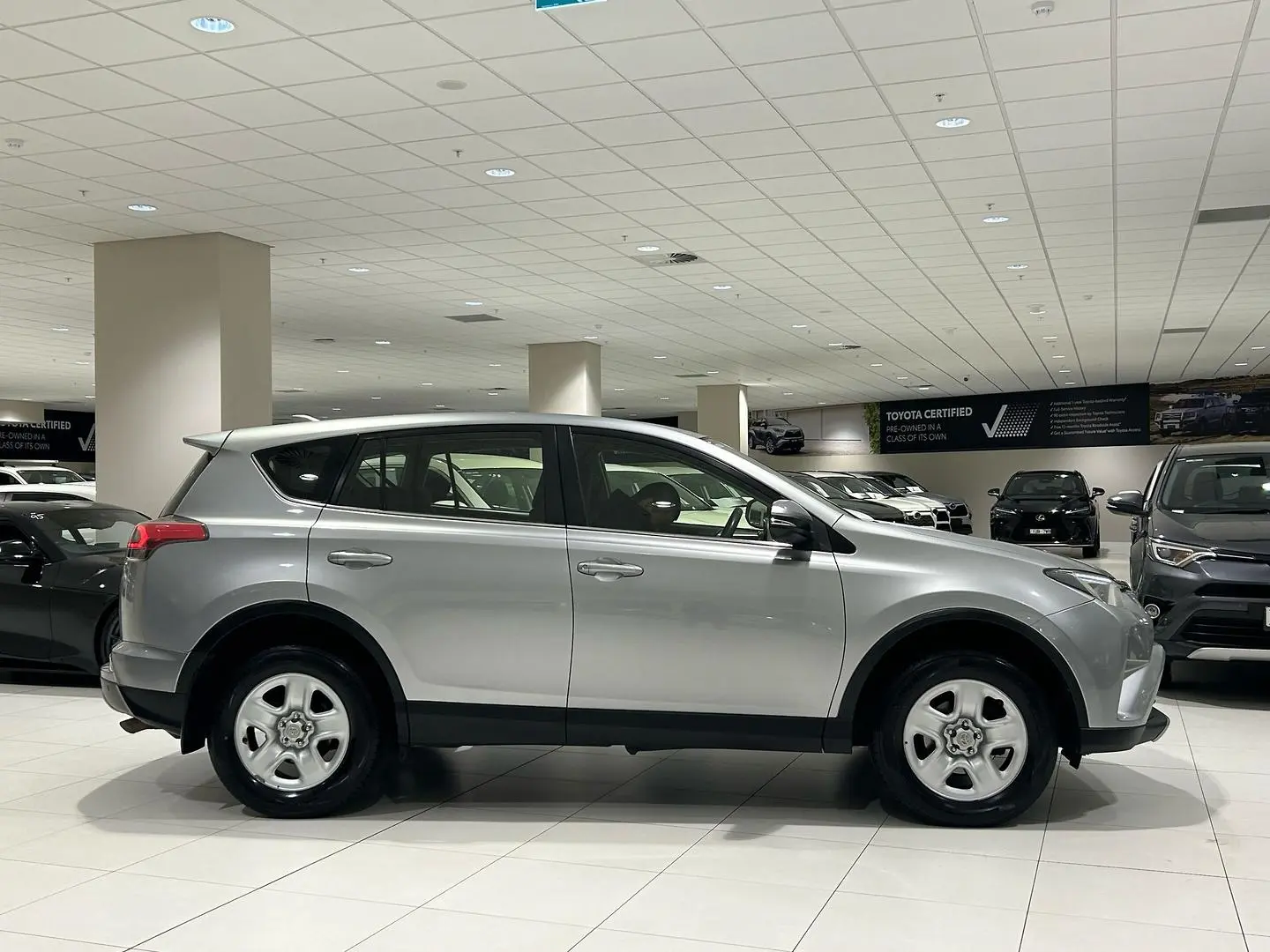2017 Toyota RAV4 Gallery Image 2