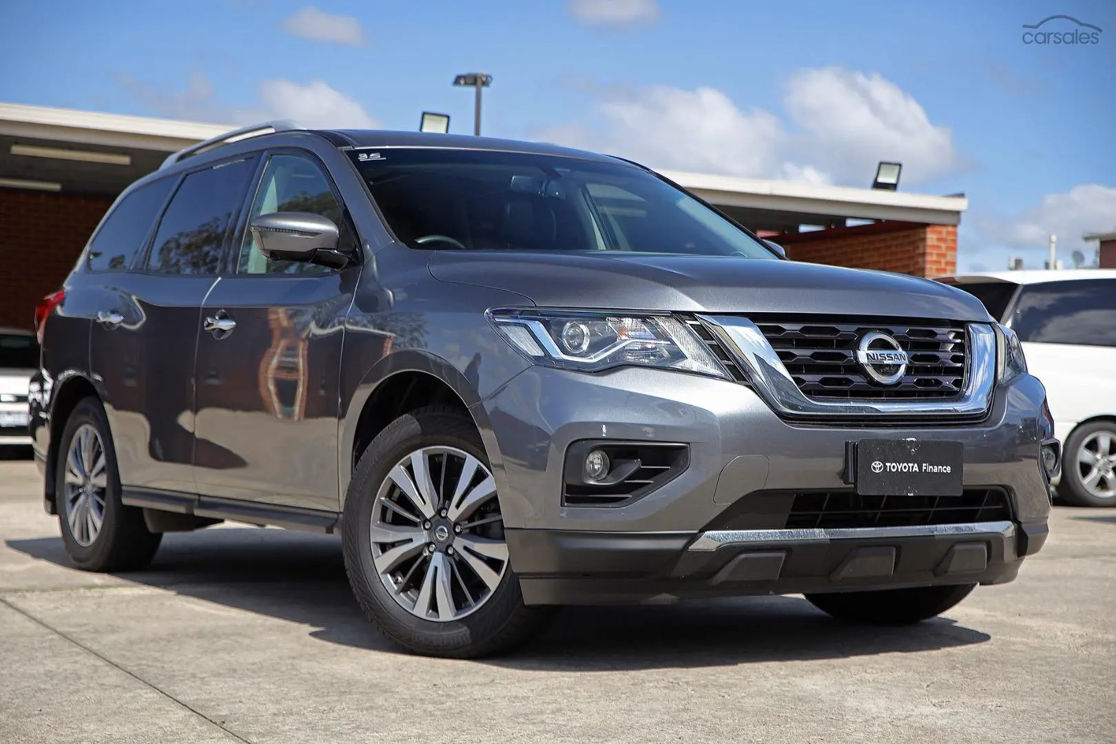 2017 Nissan Pathfinder Image 1