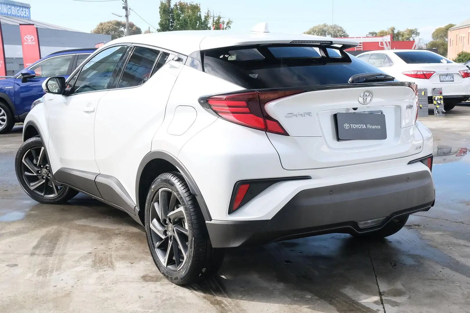 2022 Toyota C-HR Gallery Image 4