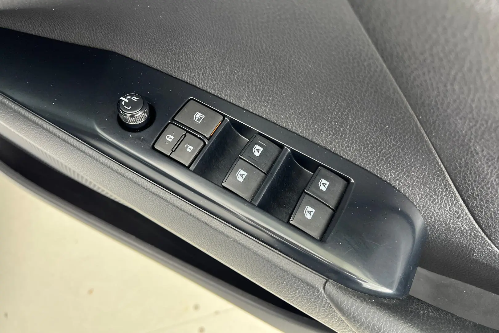 2019 Toyota Camry Gallery Image 13