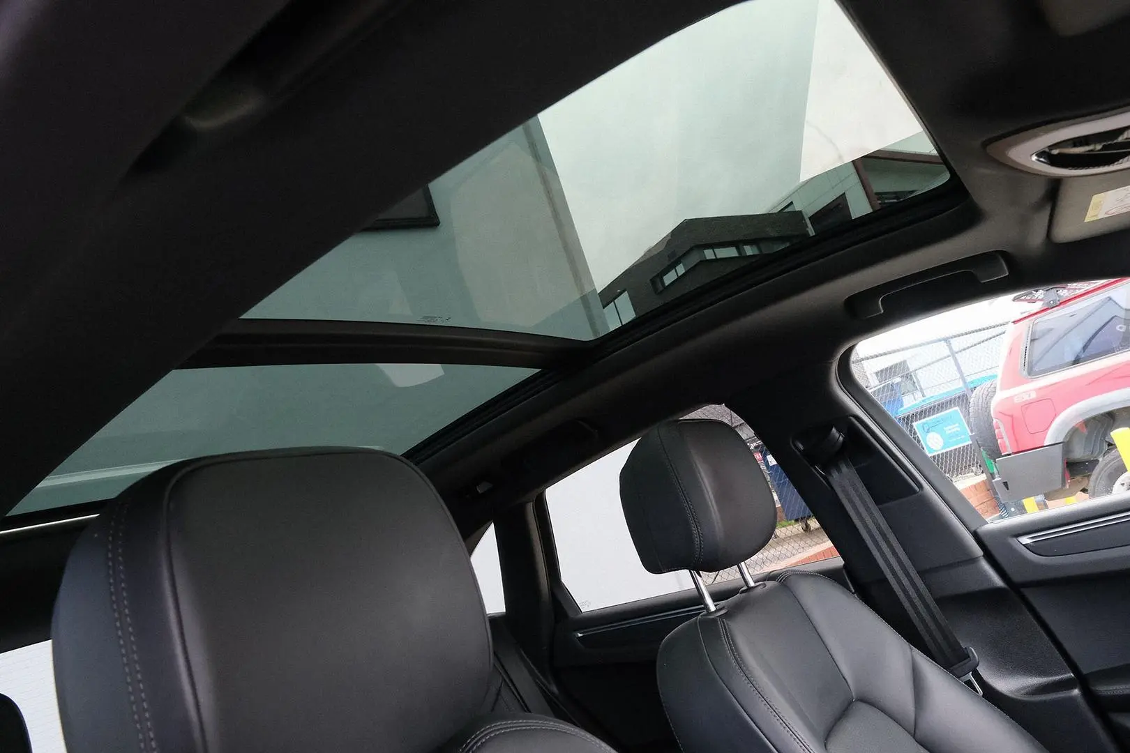 2020 Porsche Macan Gallery Image 8