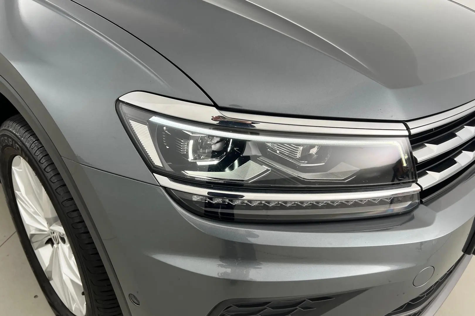 2021 Volkswagen Tiguan Gallery Image 2