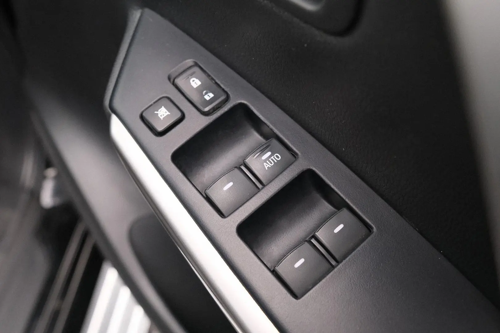 2018 Mitsubishi Pajero Sport Gallery Image 12