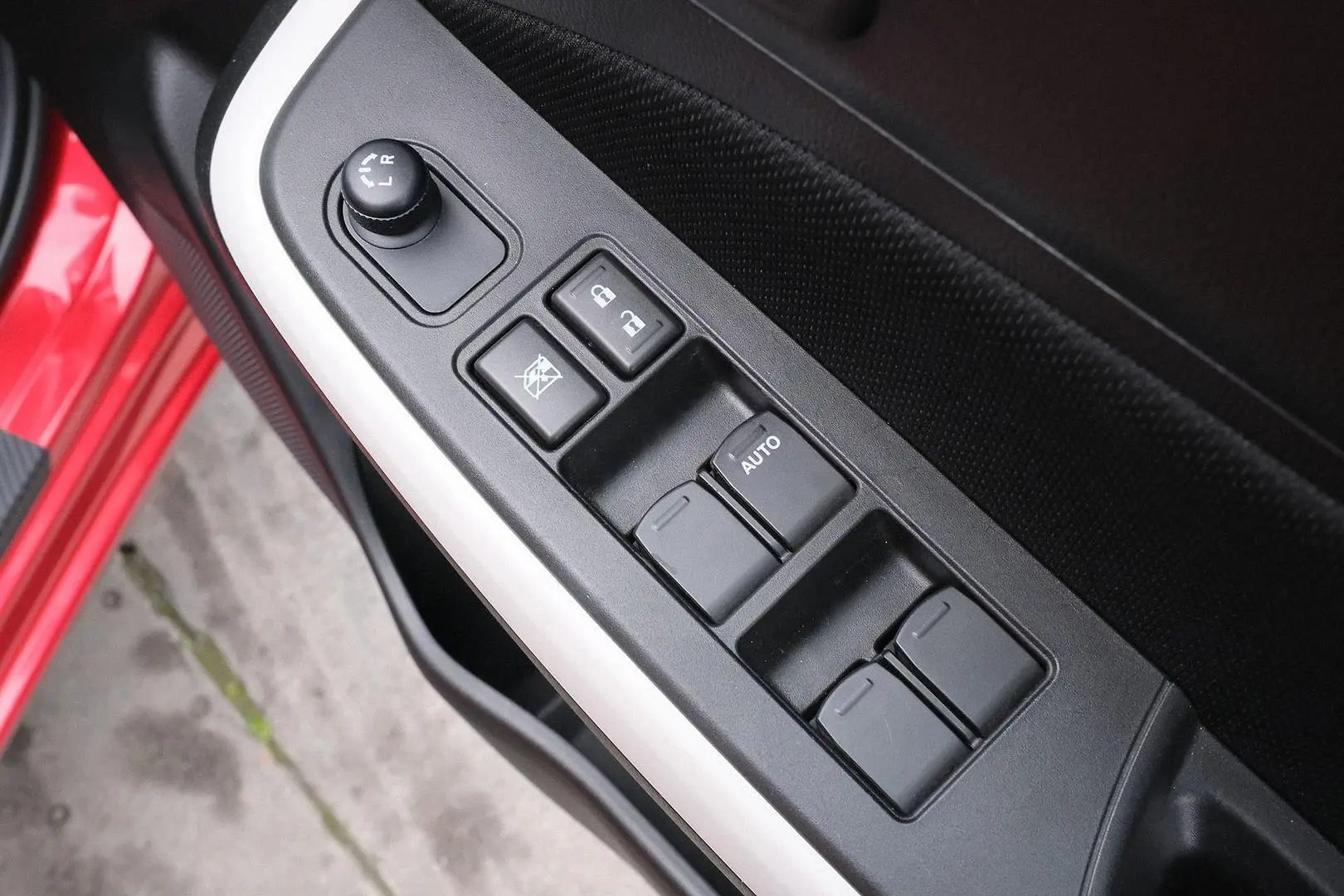 2017 Suzuki Swift Gallery Image 15