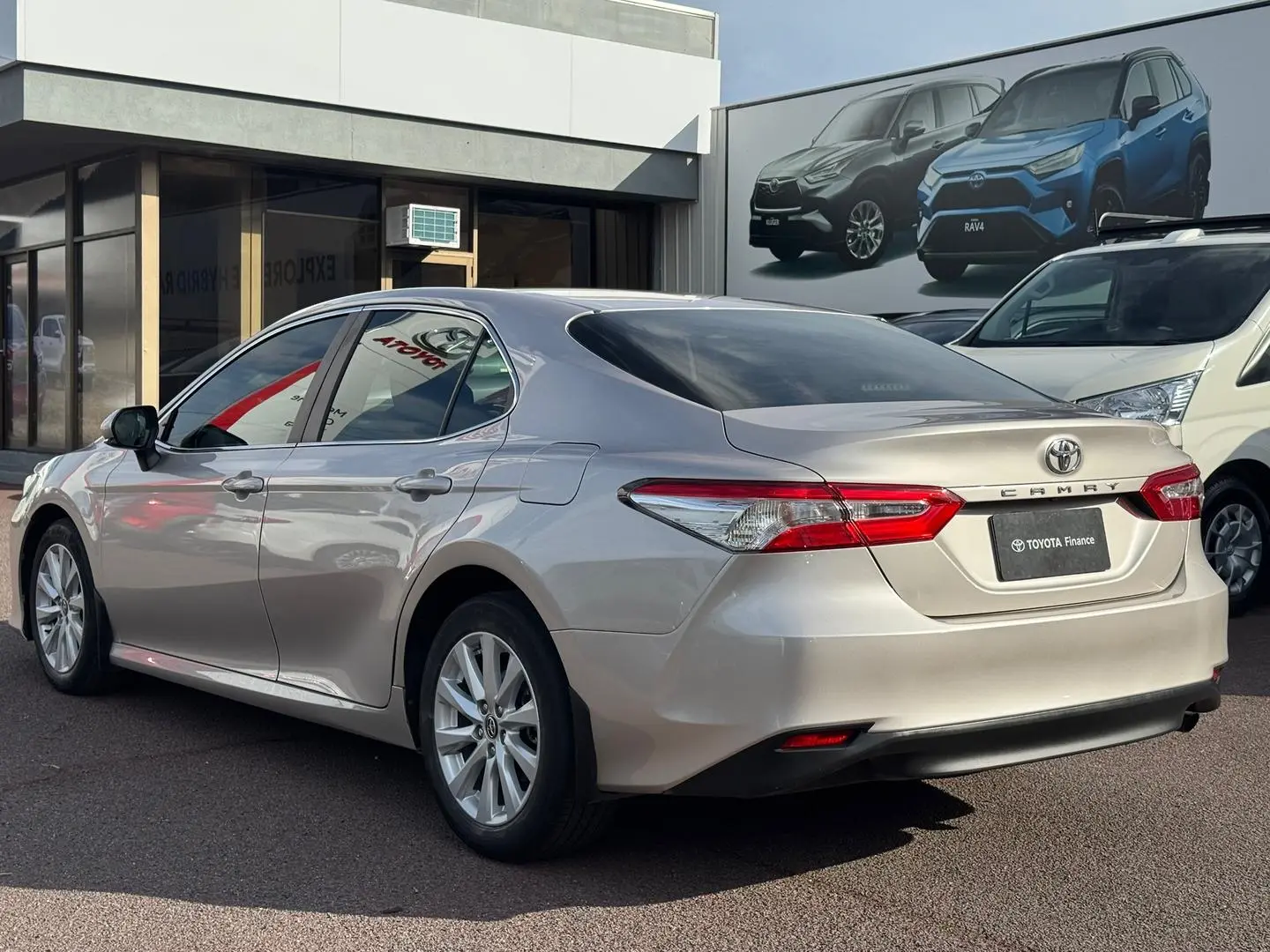 2018 Toyota Camry Gallery Image 6