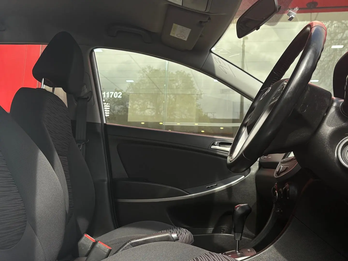 2017 Hyundai Accent Gallery Image 11