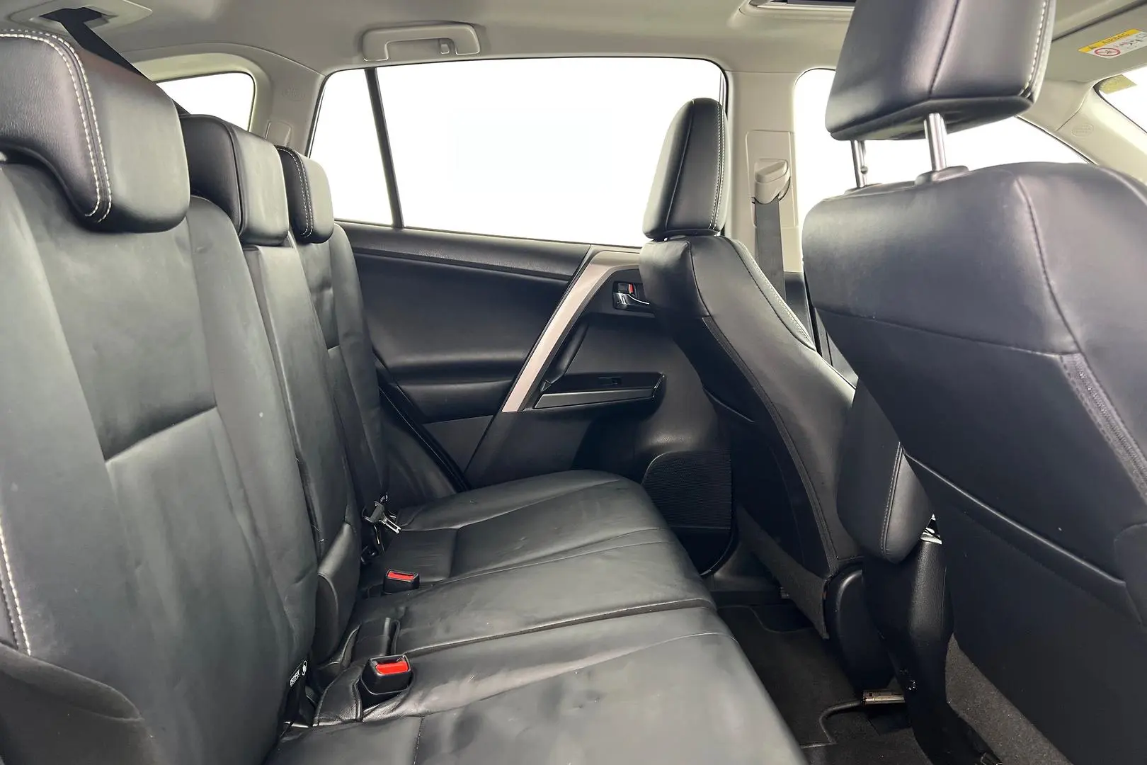 2016 Toyota RAV4 Gallery Image 12