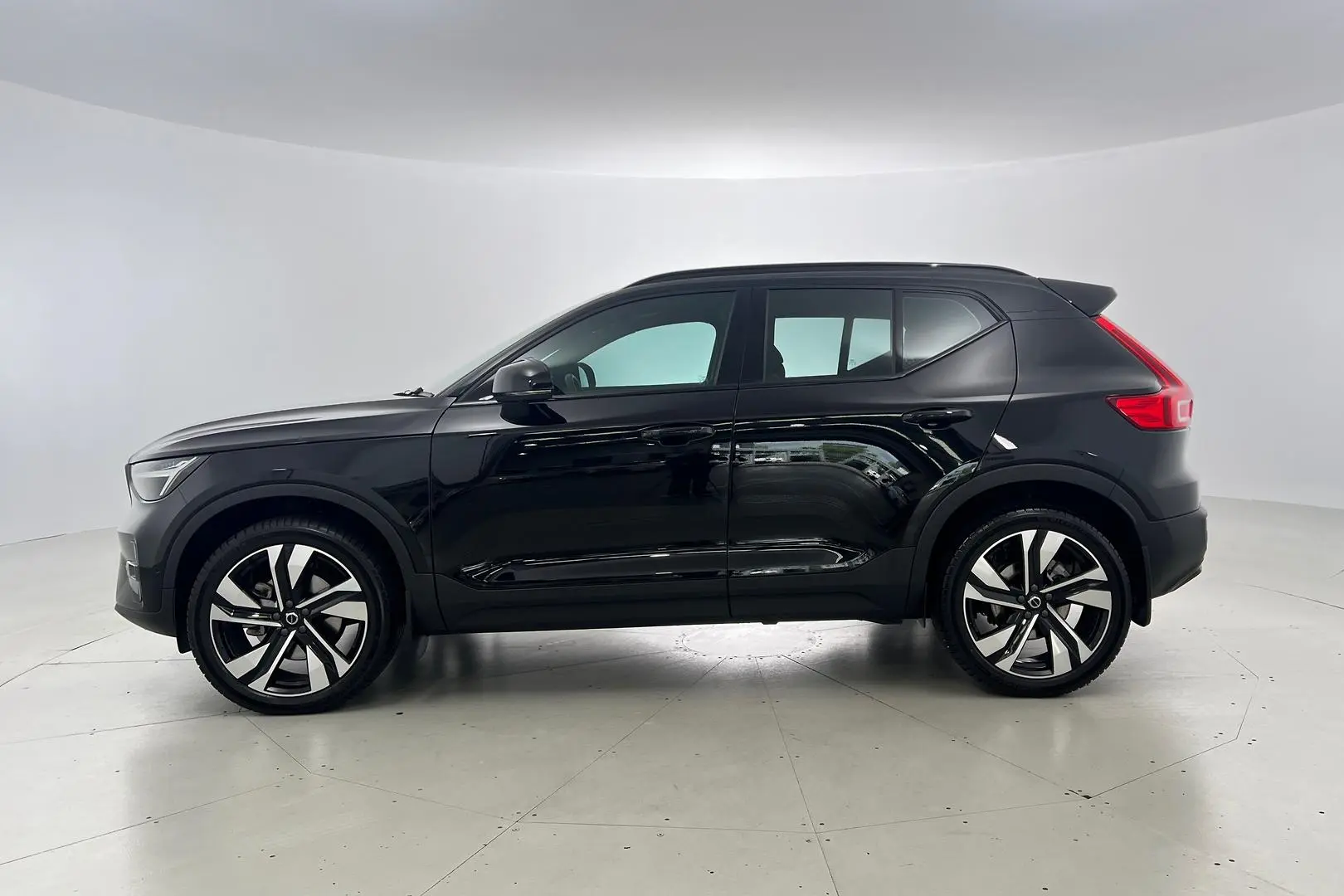 2023 Volvo XC40 Gallery Image 8