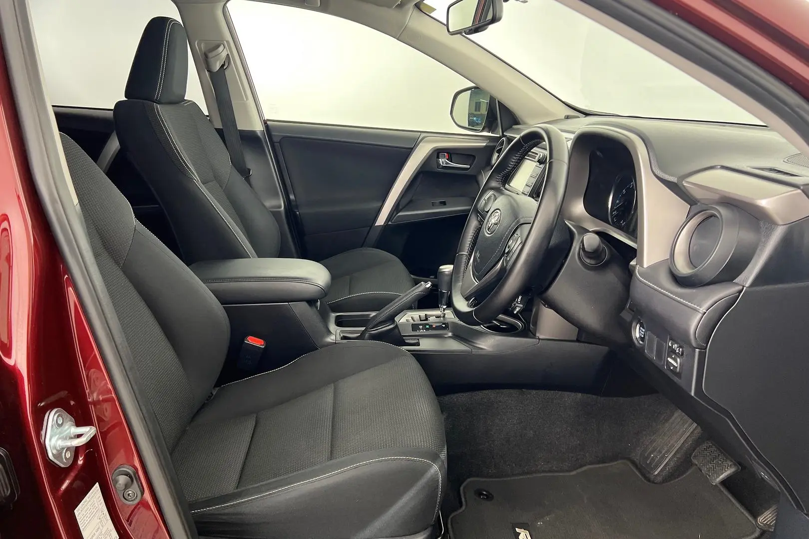 2016 Toyota RAV4 Gallery Image 11