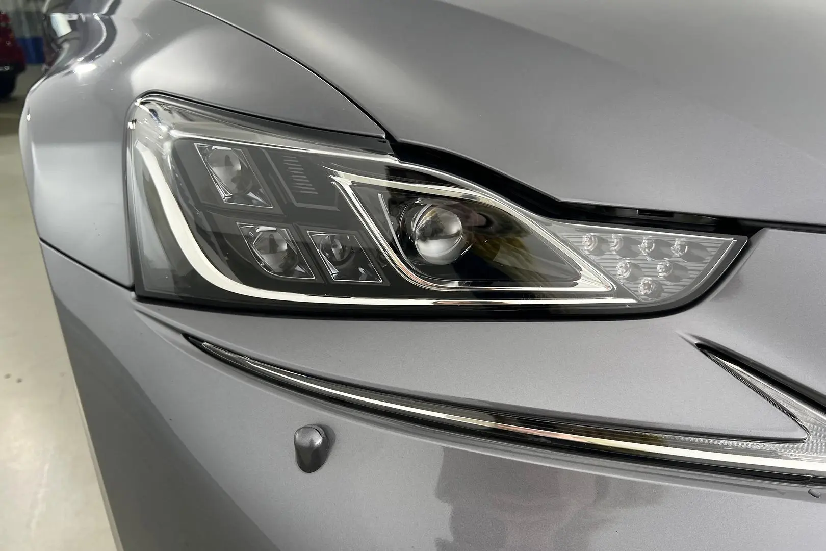 2019 Lexus IS Gallery Image 2