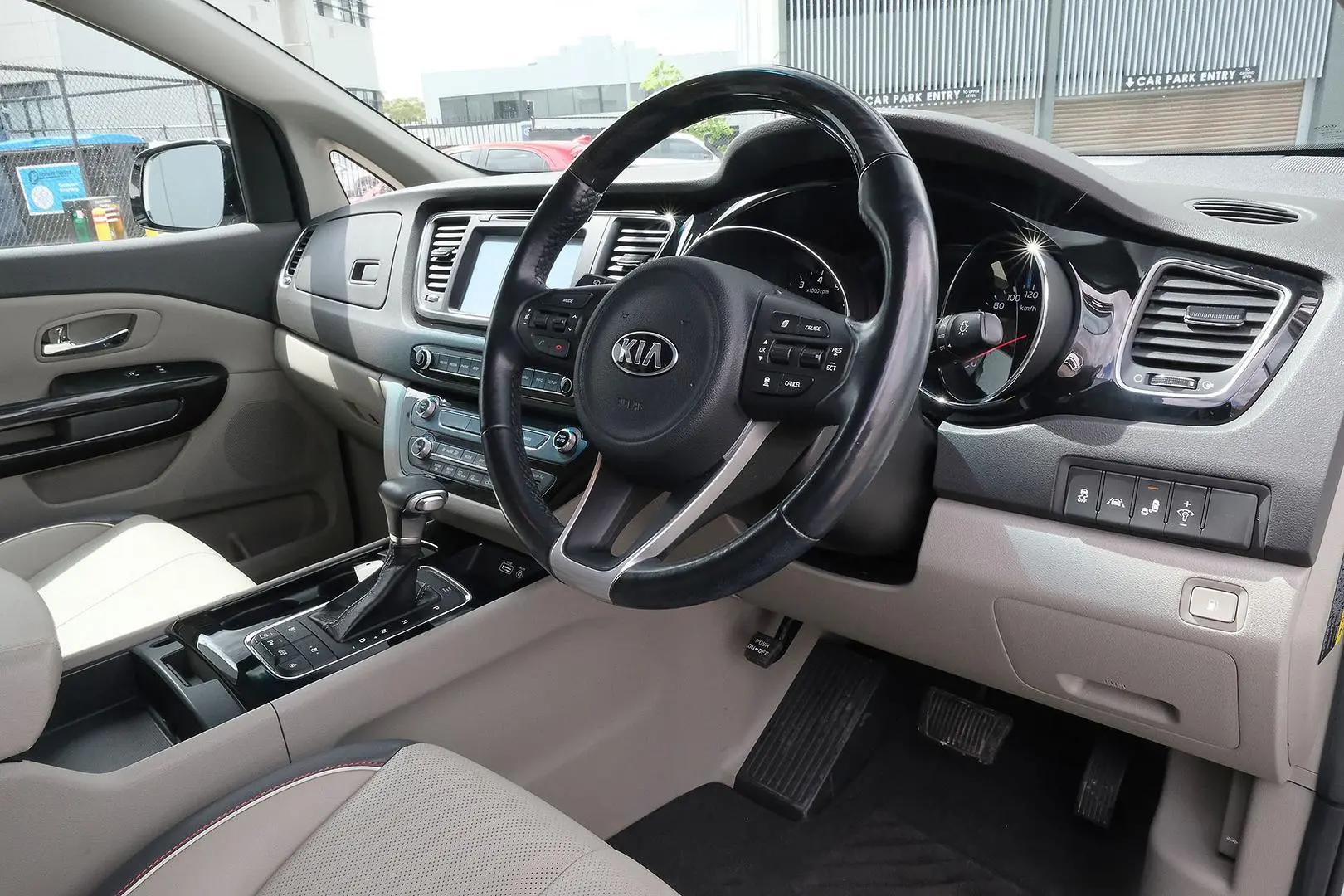 2017 Kia Carnival Gallery Image 12