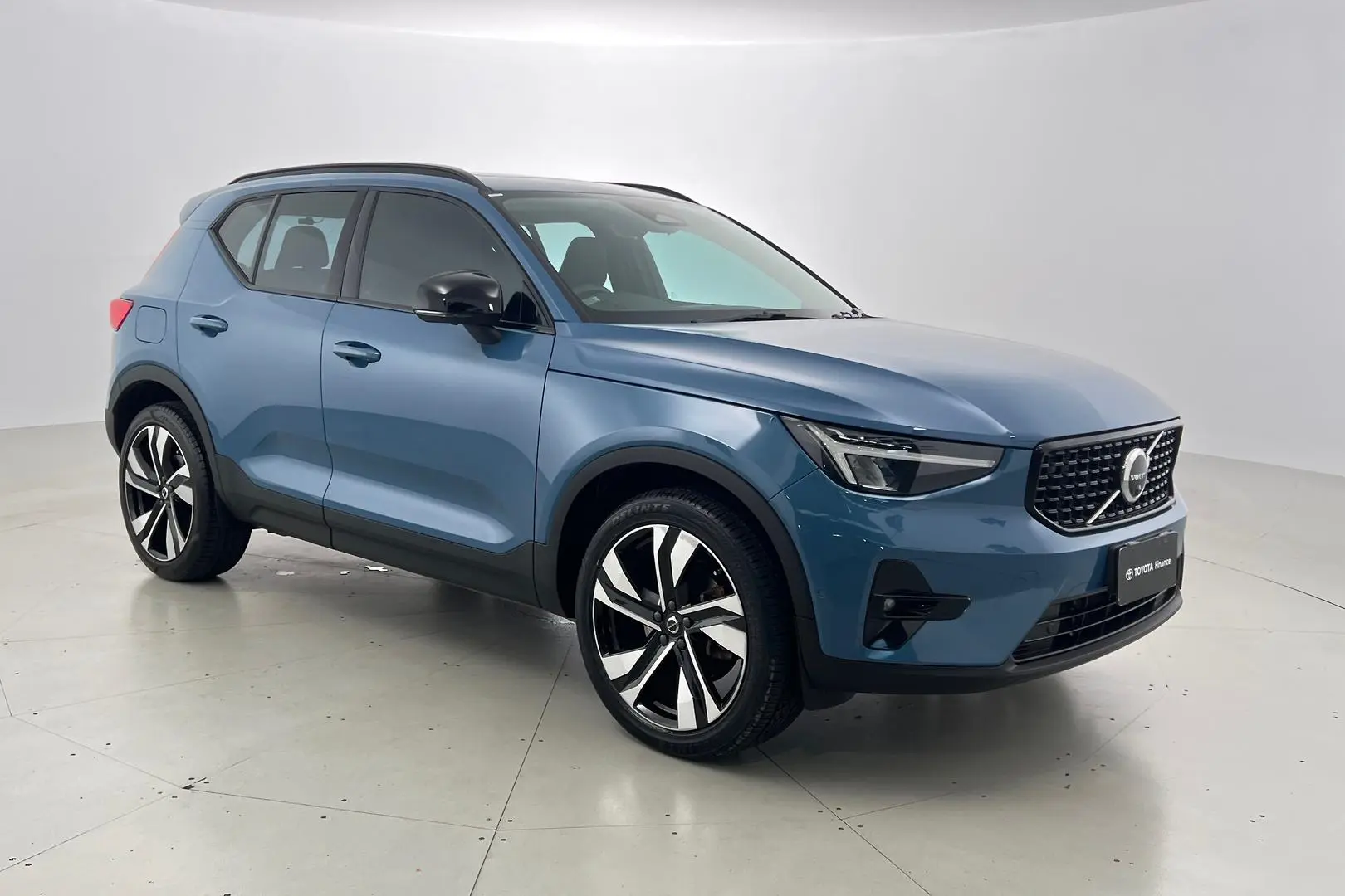 2022 Volvo XC40 Gallery Image 1