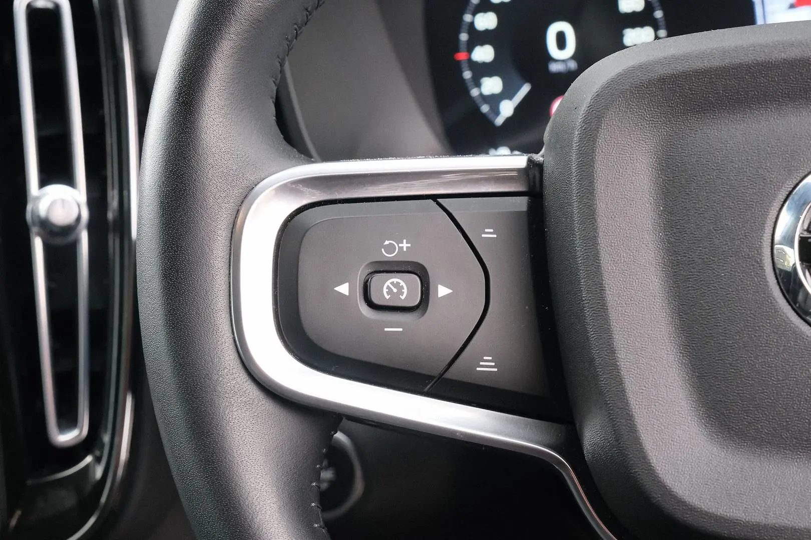 2021 Volvo XC40 Gallery Image 11