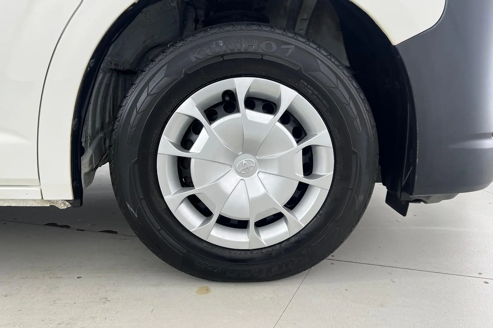 2019 Toyota Hiace Gallery Image 13