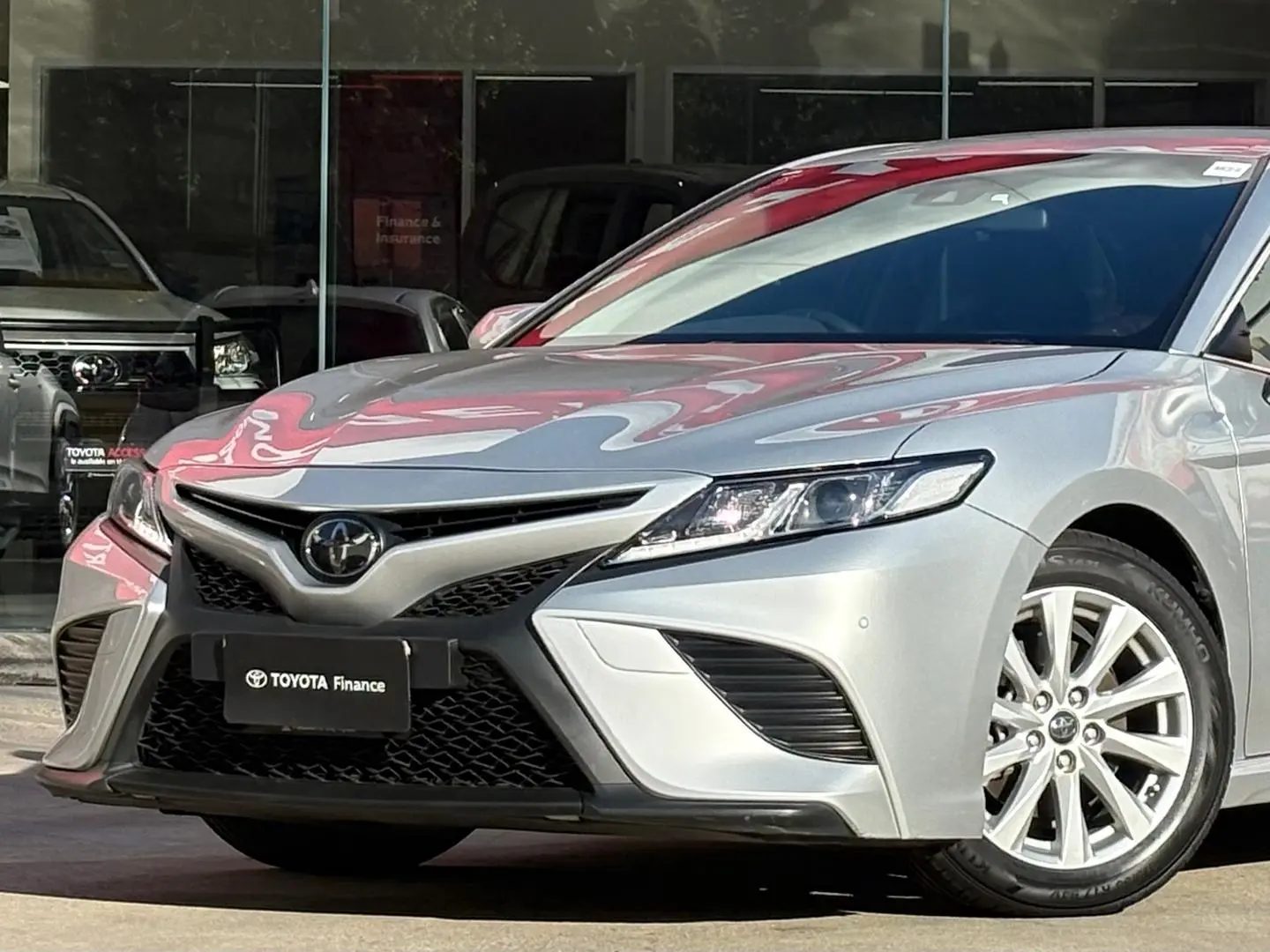 2019 Toyota Camry Gallery Image 6