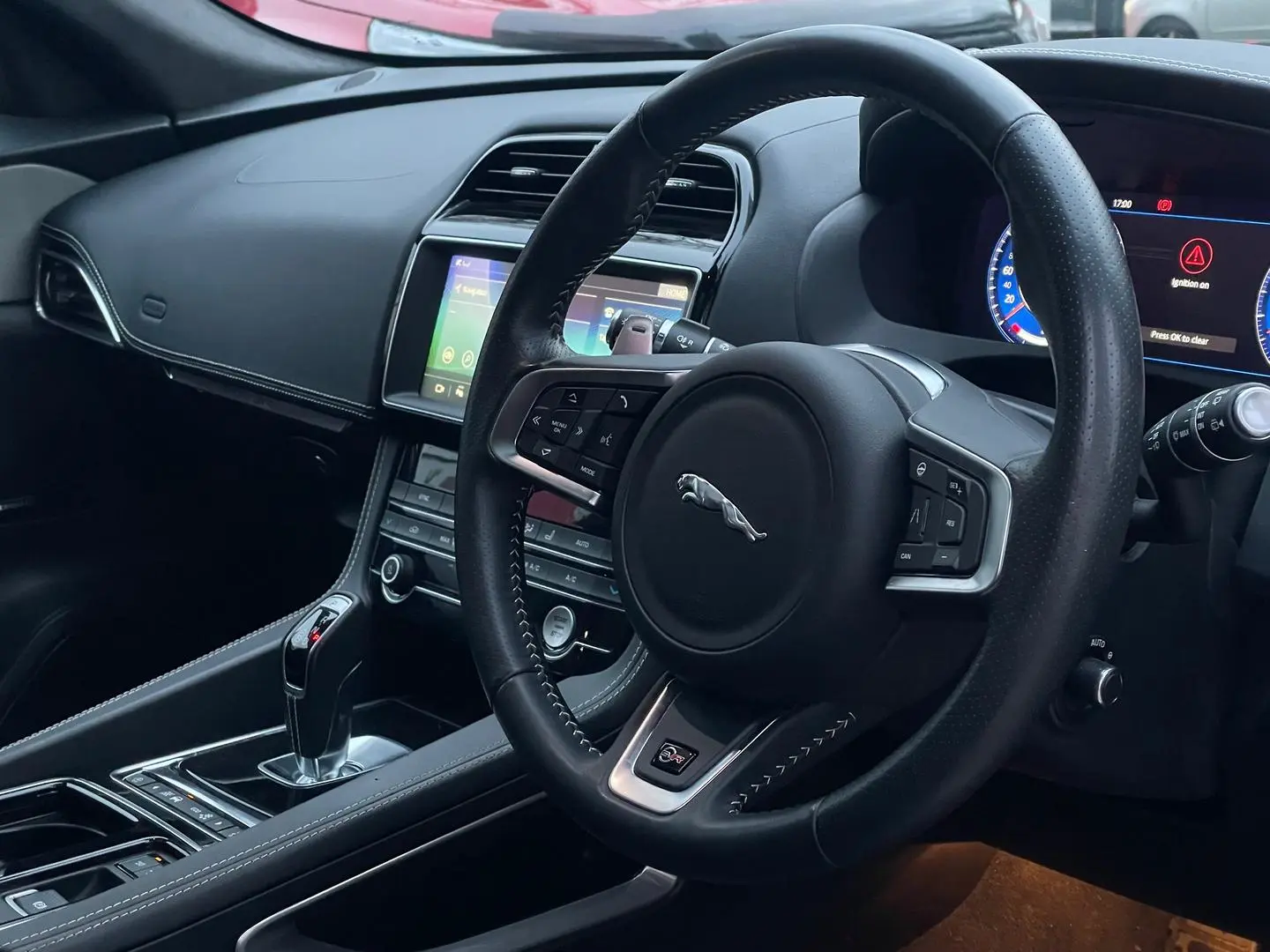 2020 Jaguar F-PACE Gallery Image 13