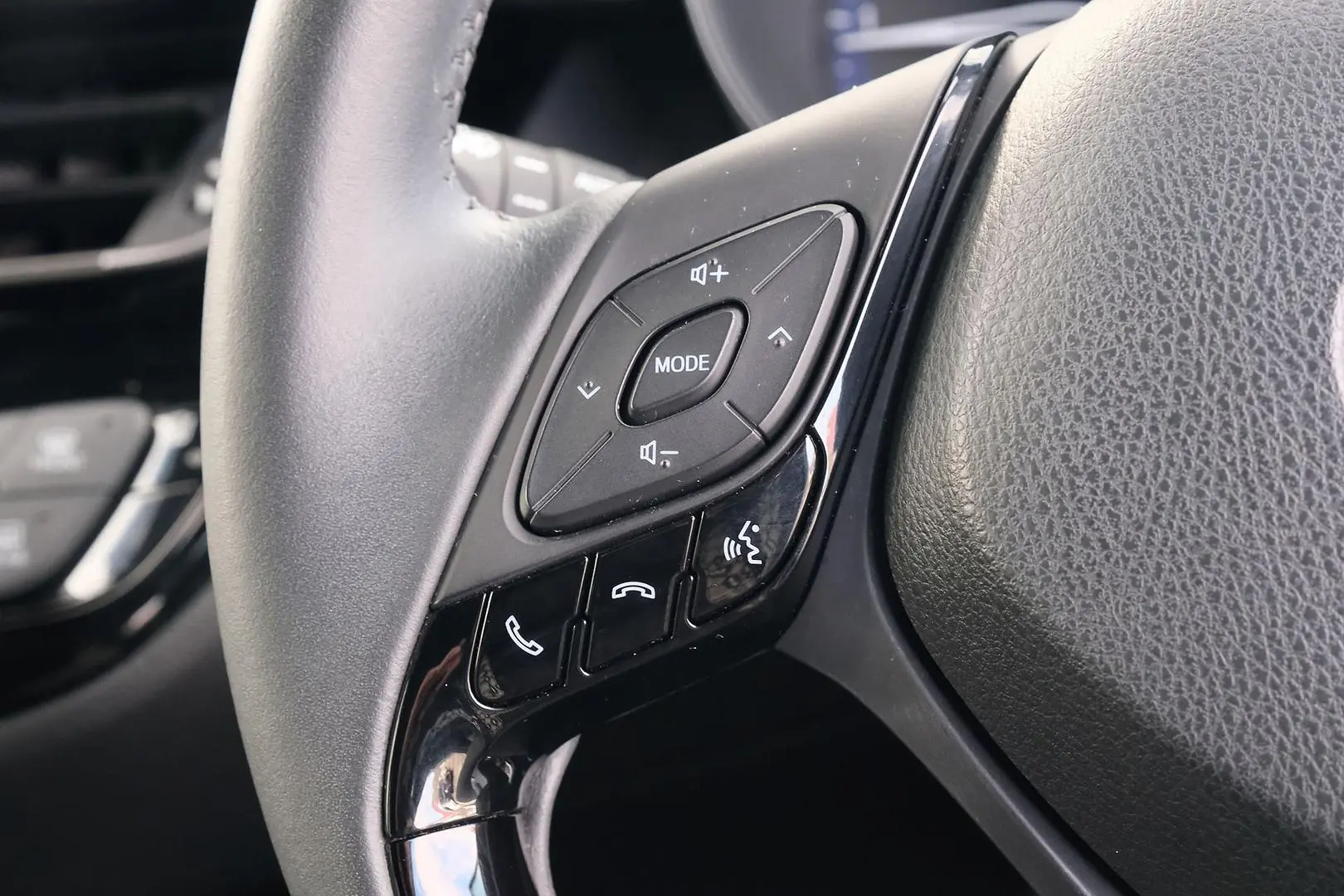 2022 Toyota C-HR Gallery Image 15