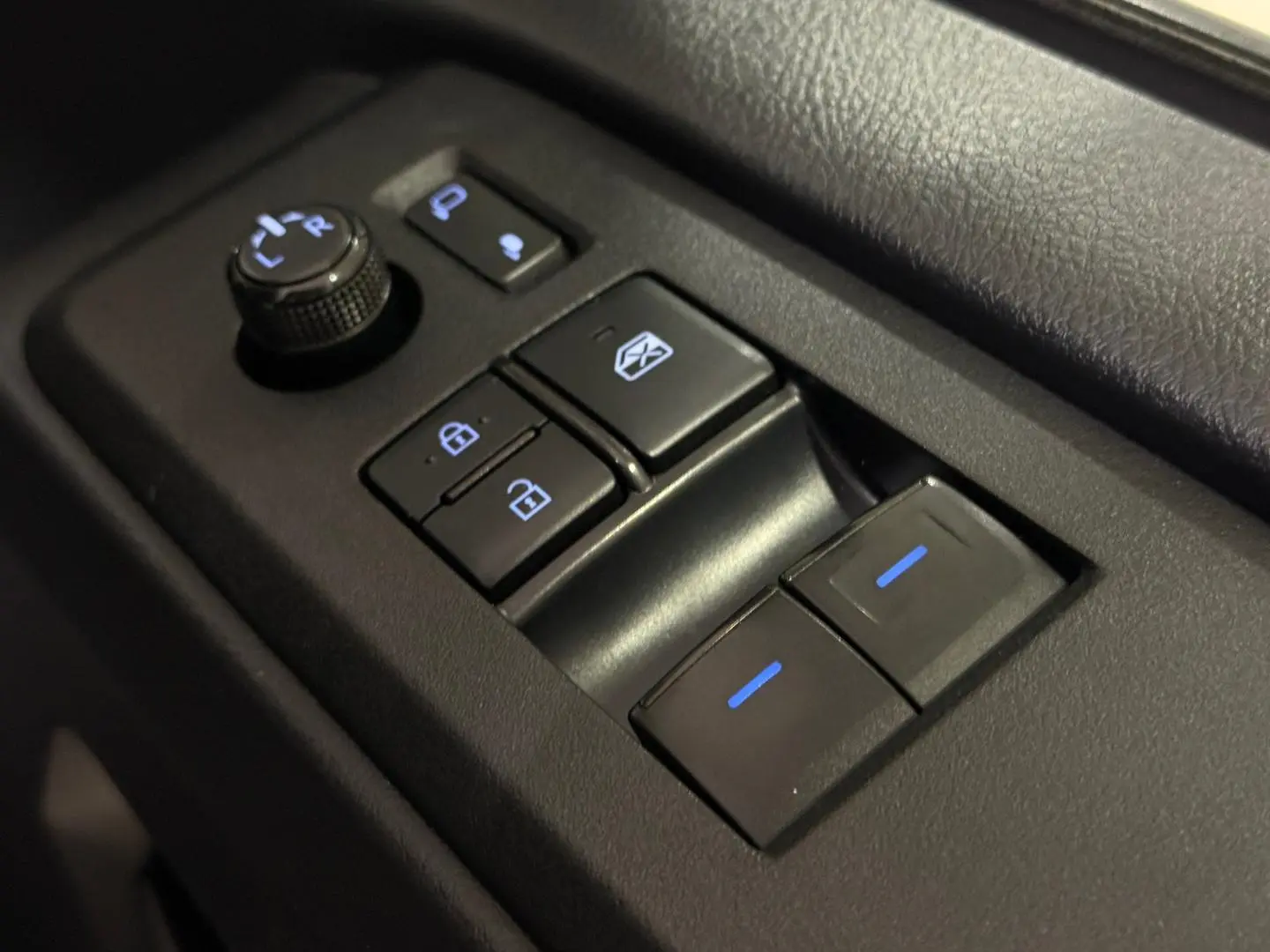 2022 Toyota Hiace Gallery Image 15
