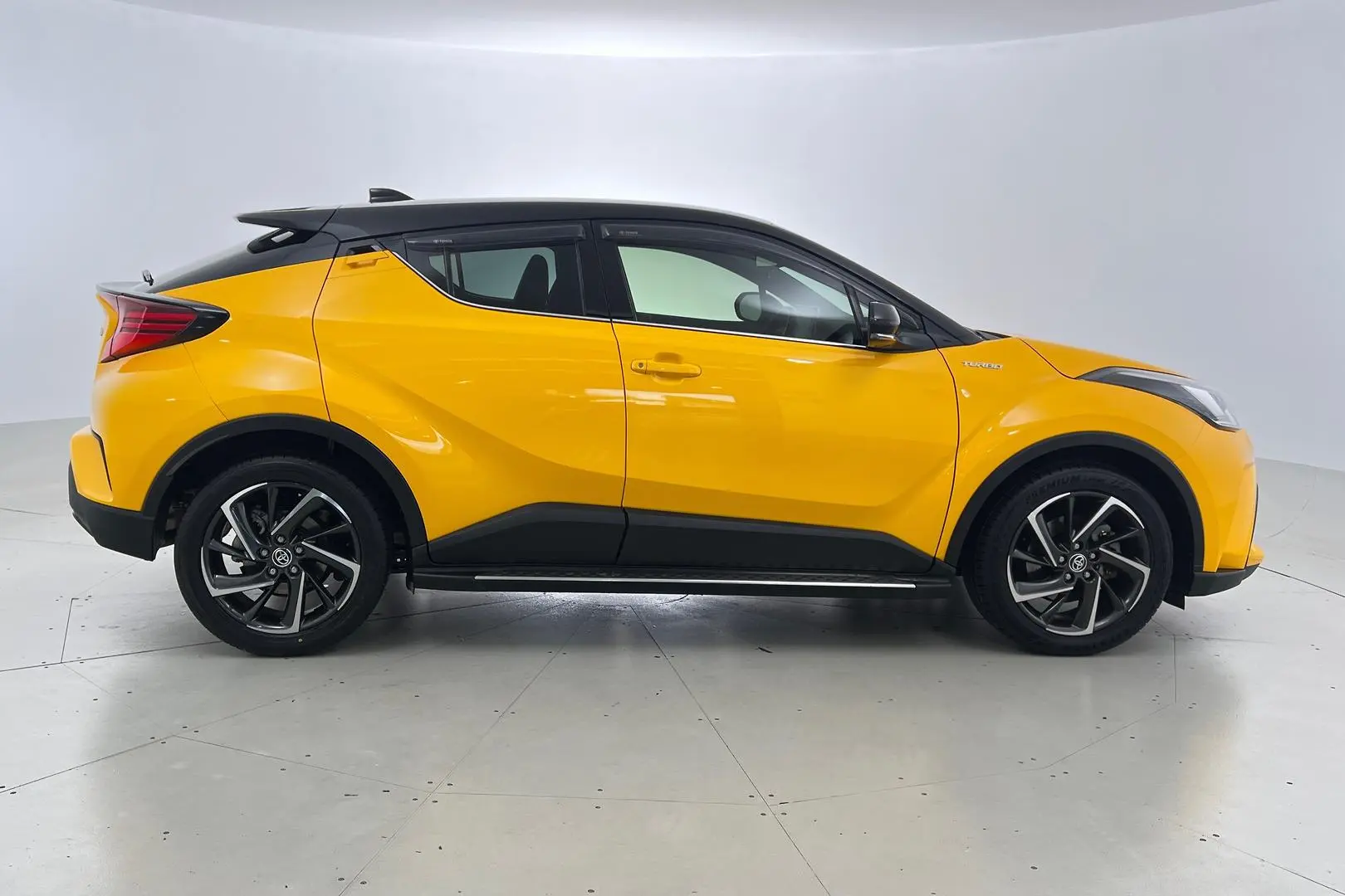 2021 Toyota C-HR Gallery Image 5