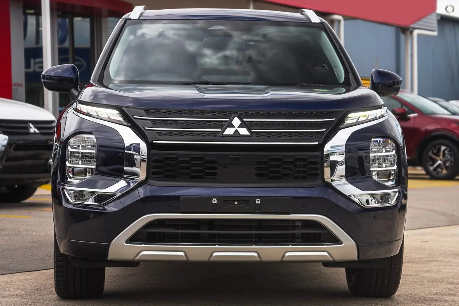 2022 Mitsubishi Outlander Gallery Image 2