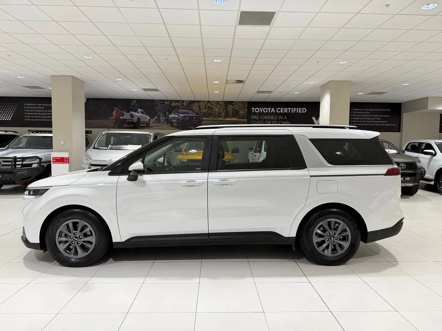 2021 Kia Carnival Gallery Image 6