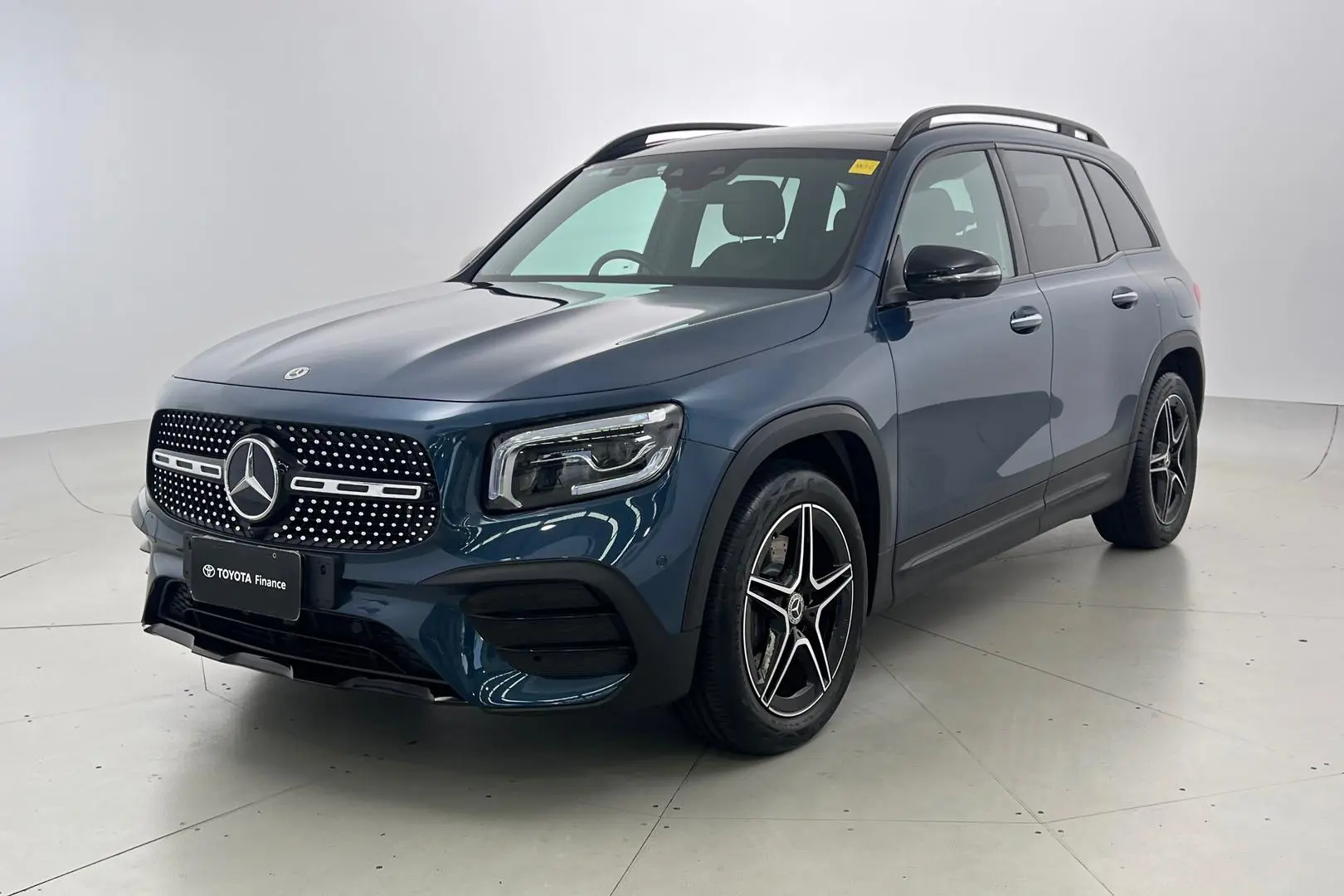 2021 Mercedes-Benz GLB-Class Gallery Image 9