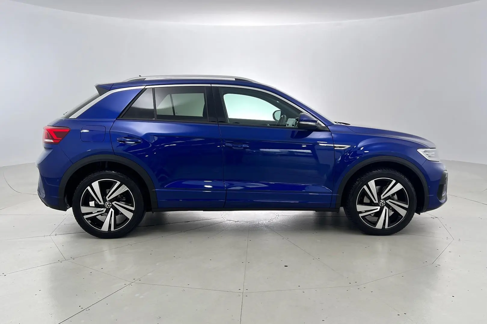 2023 Volkswagen T-Roc Gallery Image 3