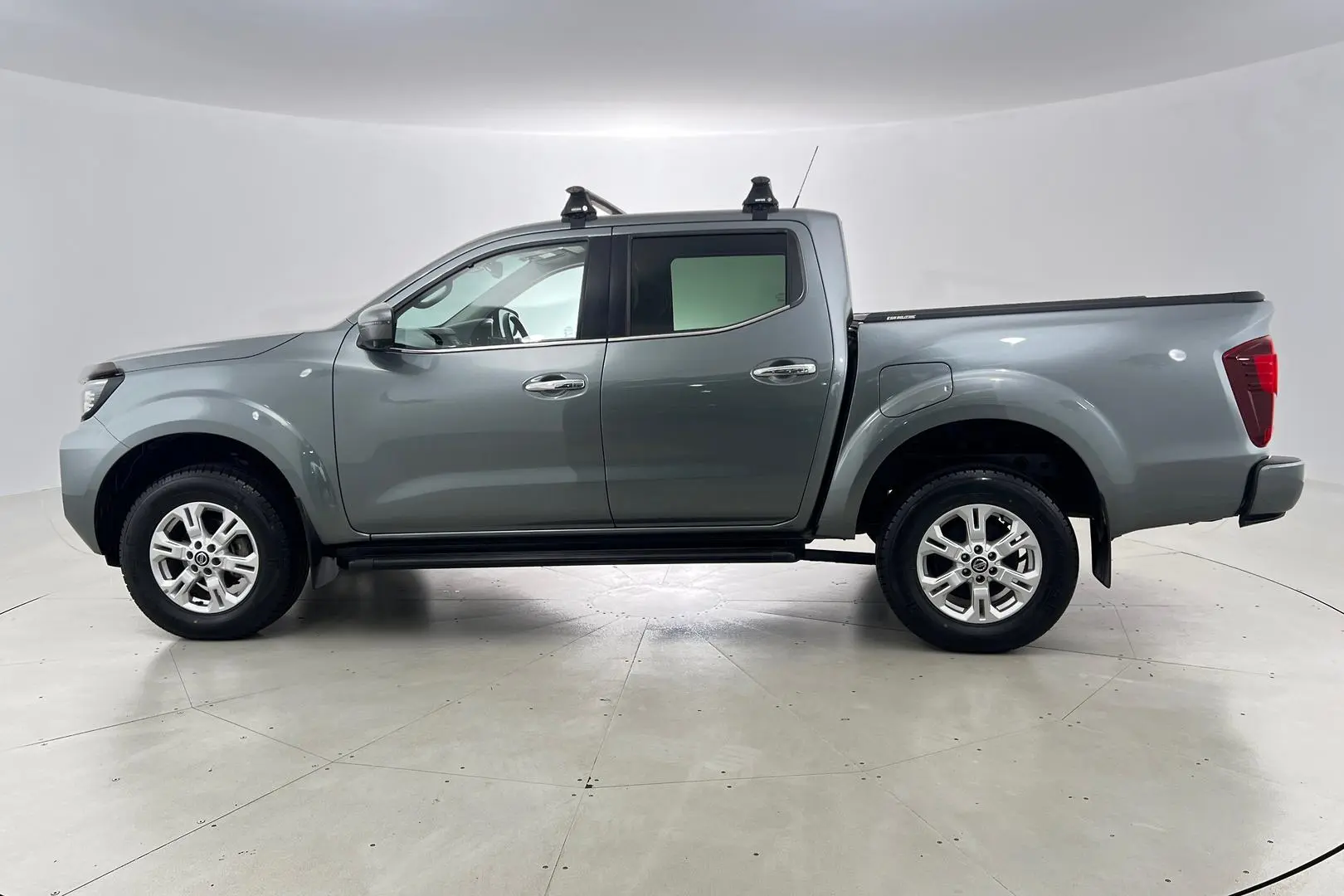 2021 Nissan Navara Gallery Image 8