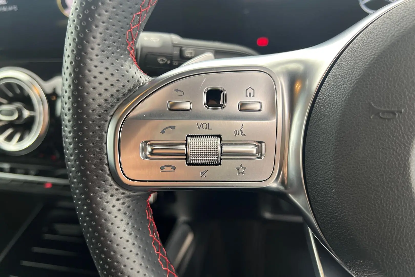 2023 Mercedes-Benz GLA-Class Gallery Image 17