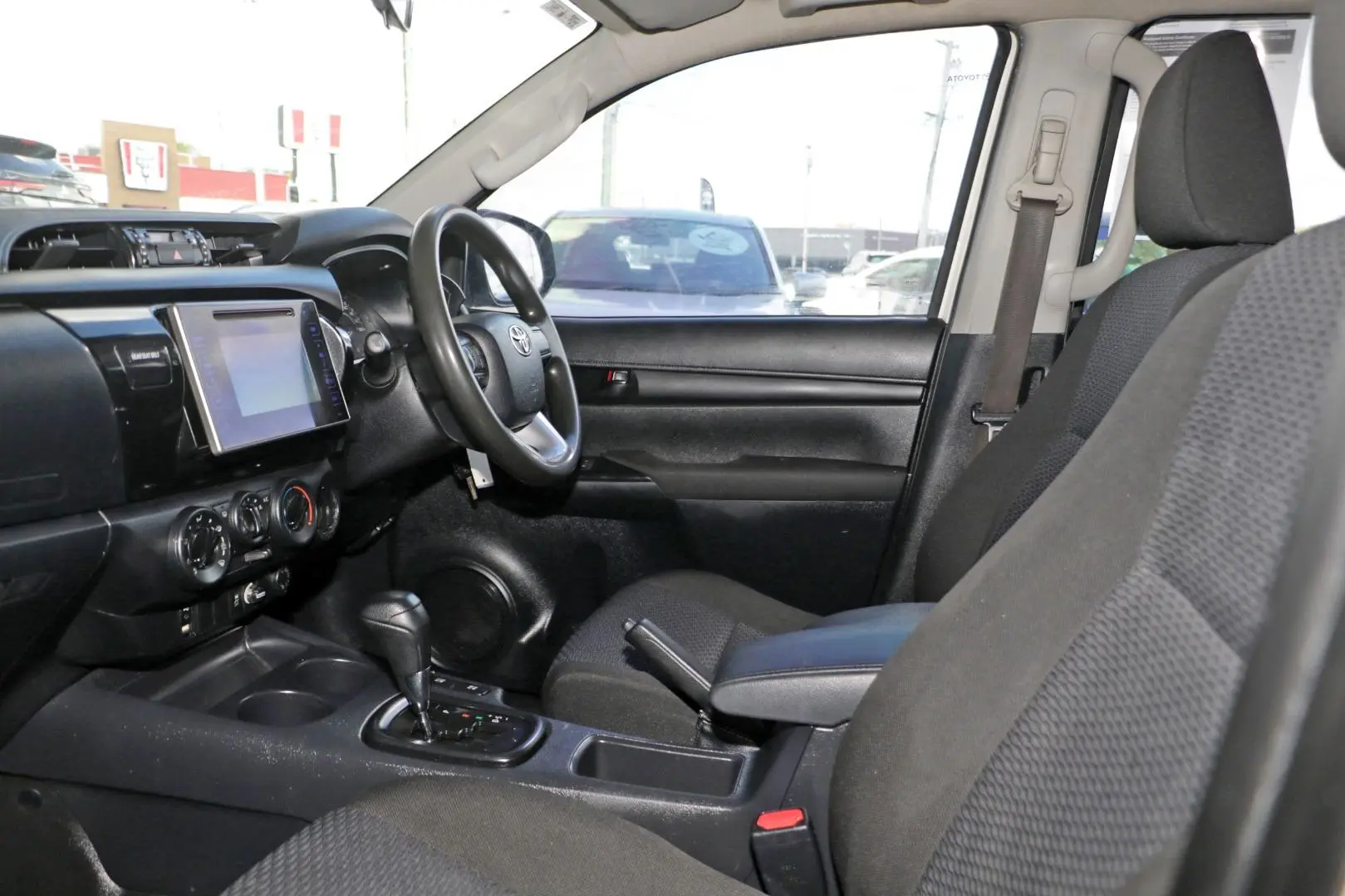 2016 Toyota Hilux Gallery Image 11
