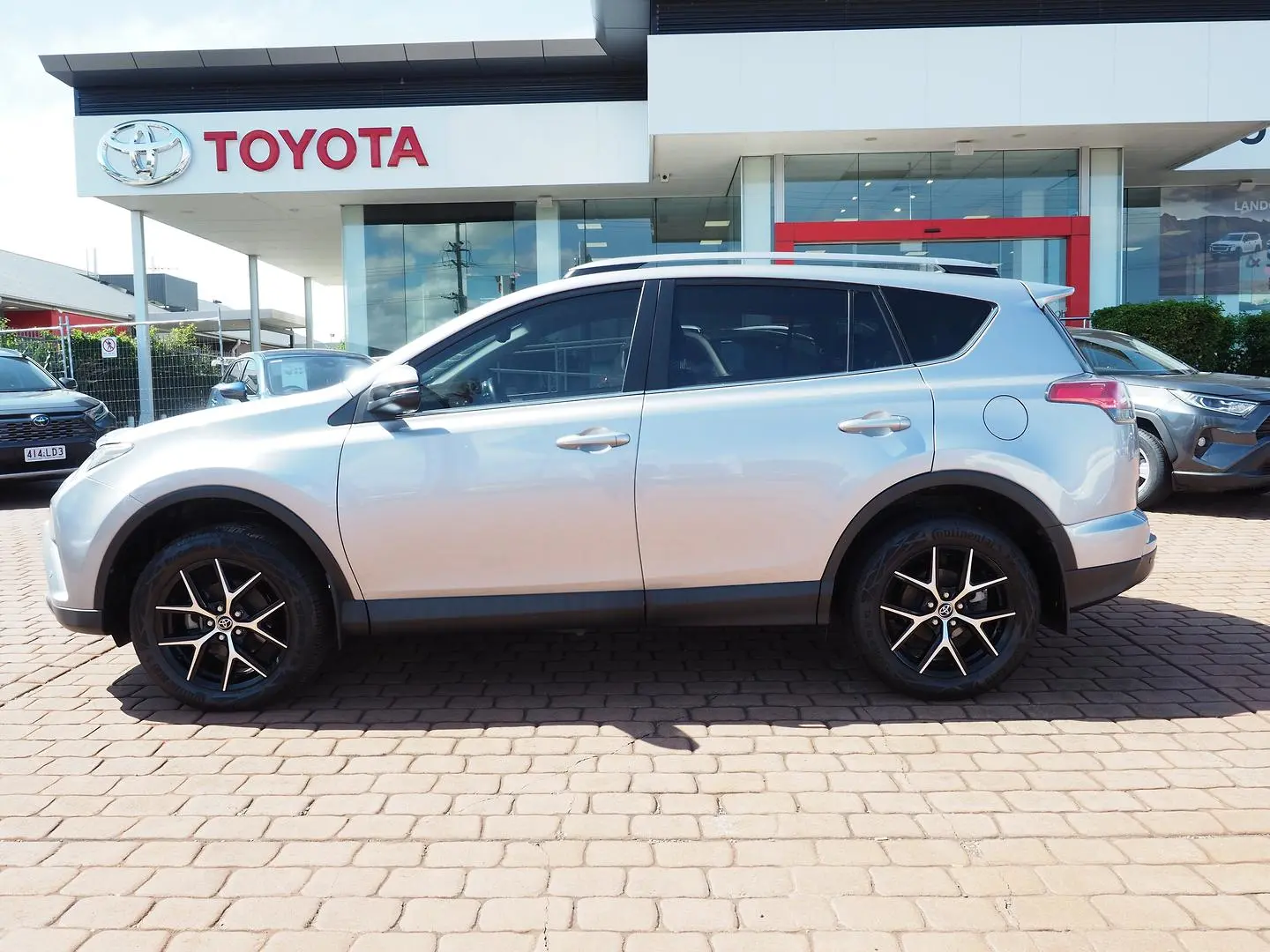 2017 Toyota RAV4 Image 9