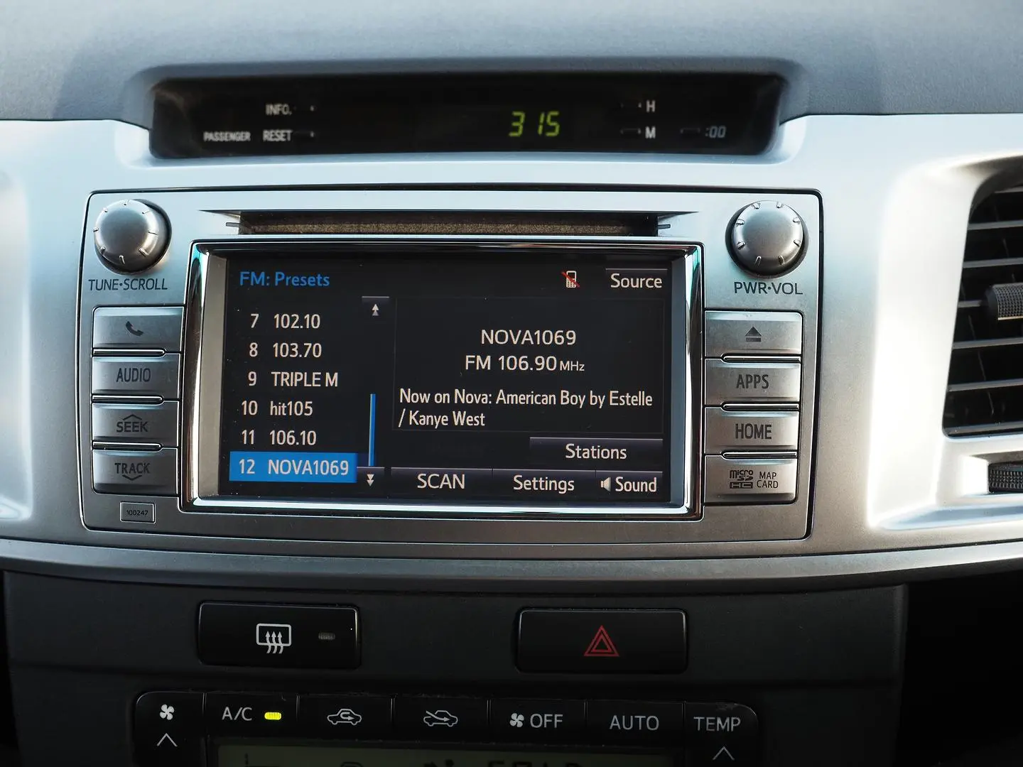 2015 Toyota Hilux Gallery Image 24