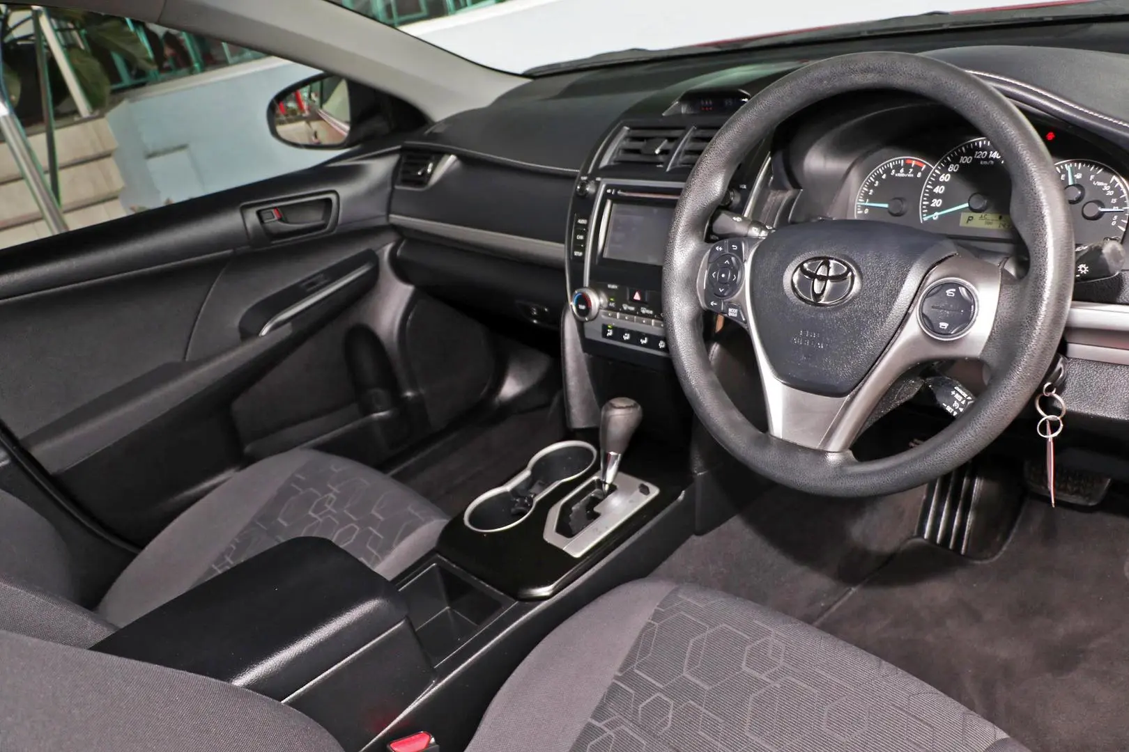 2015 Toyota Camry Gallery Image 6