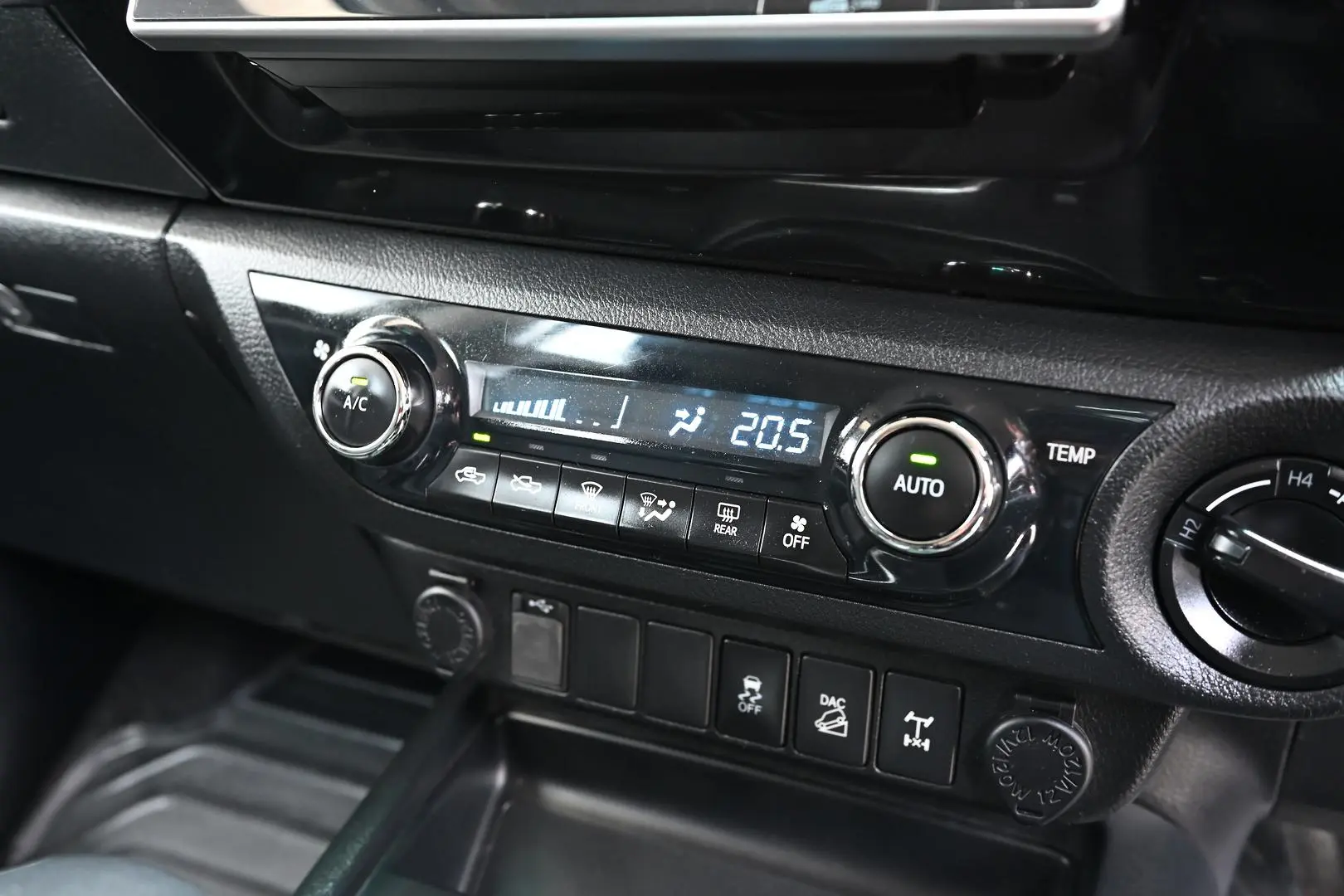 2017 Toyota Hilux Gallery Image 15