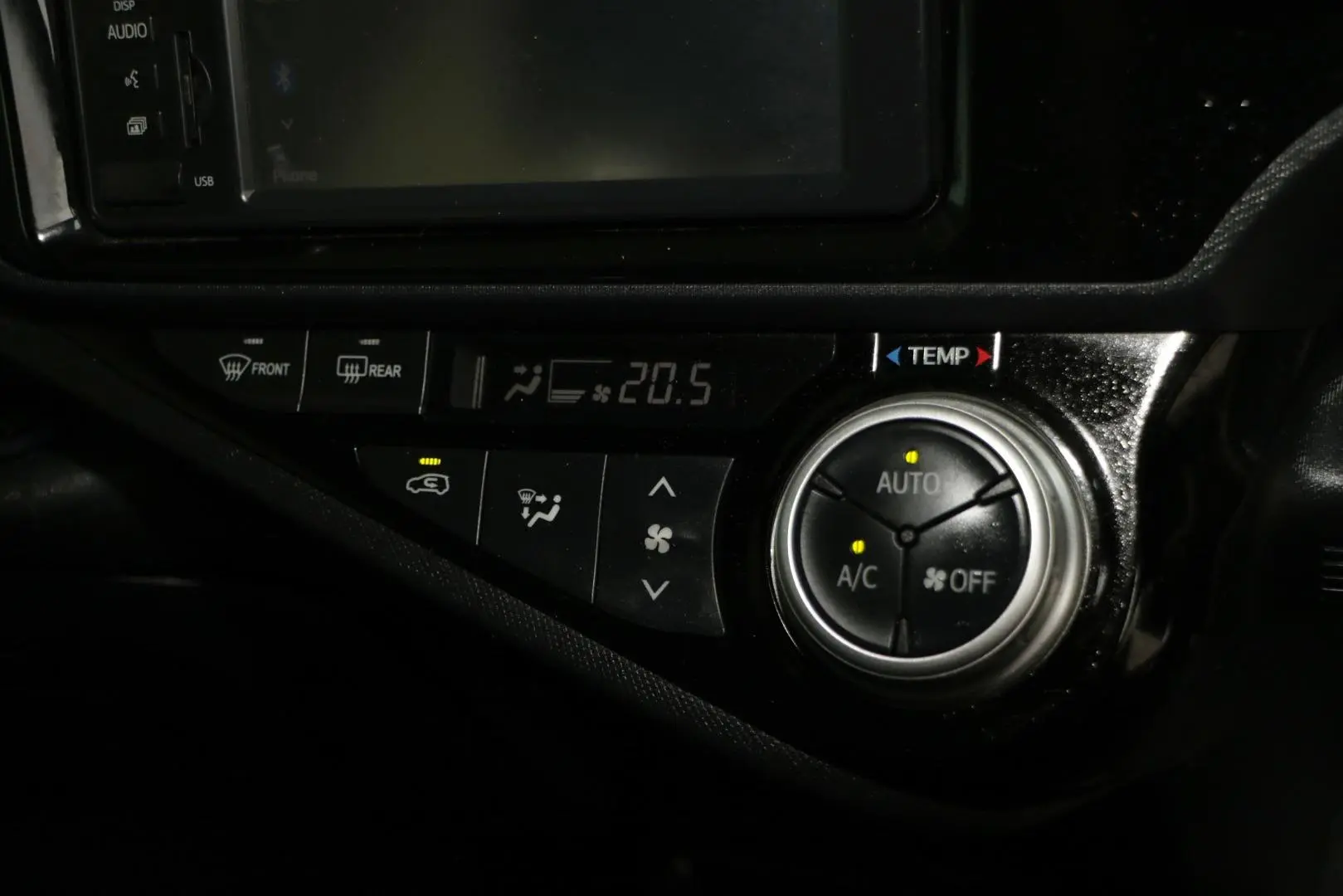 2015 Toyota Prius C Gallery Image 17